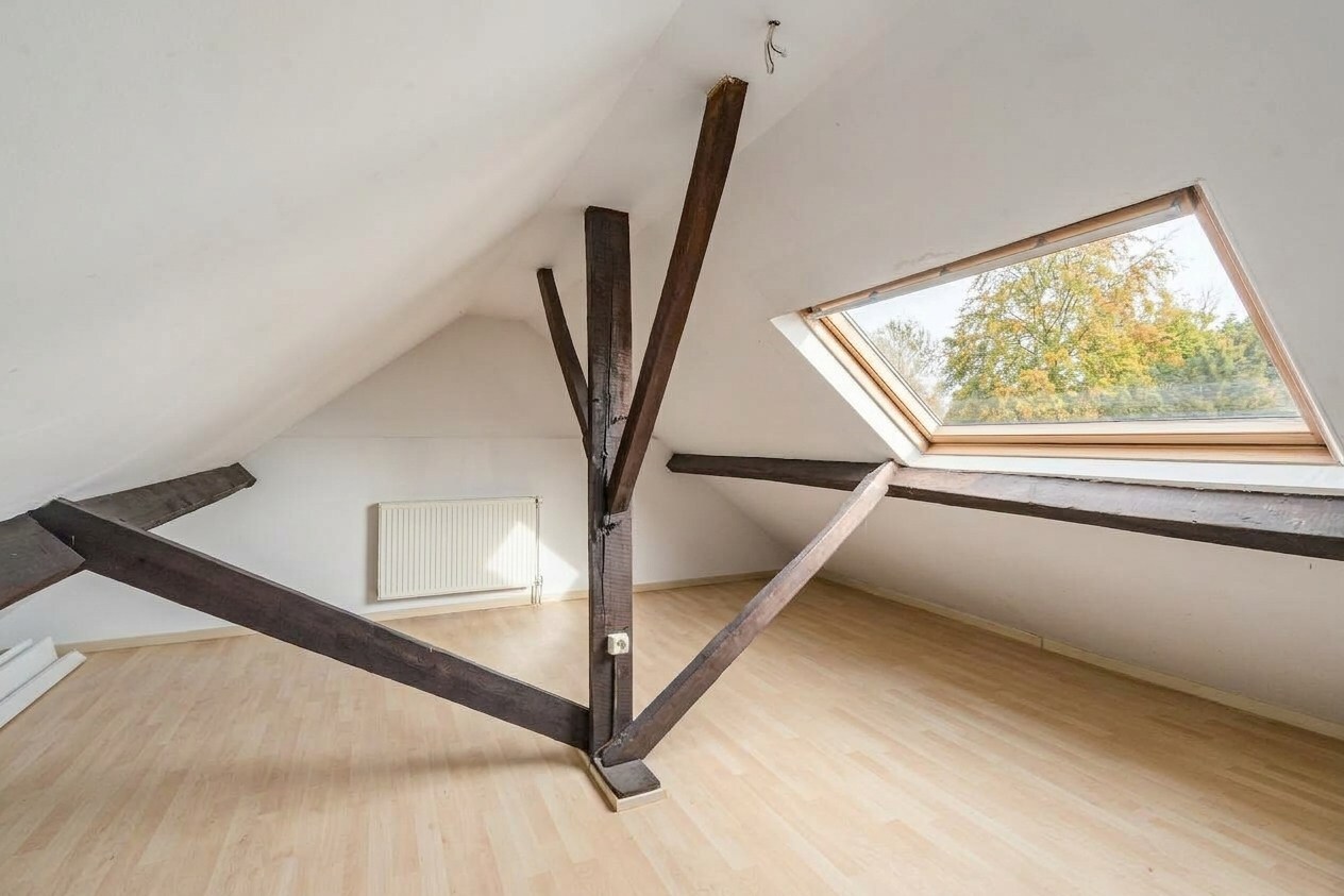 Te renoveren rijwoning met 2 slaapkamers in het centrum van Zomergem 