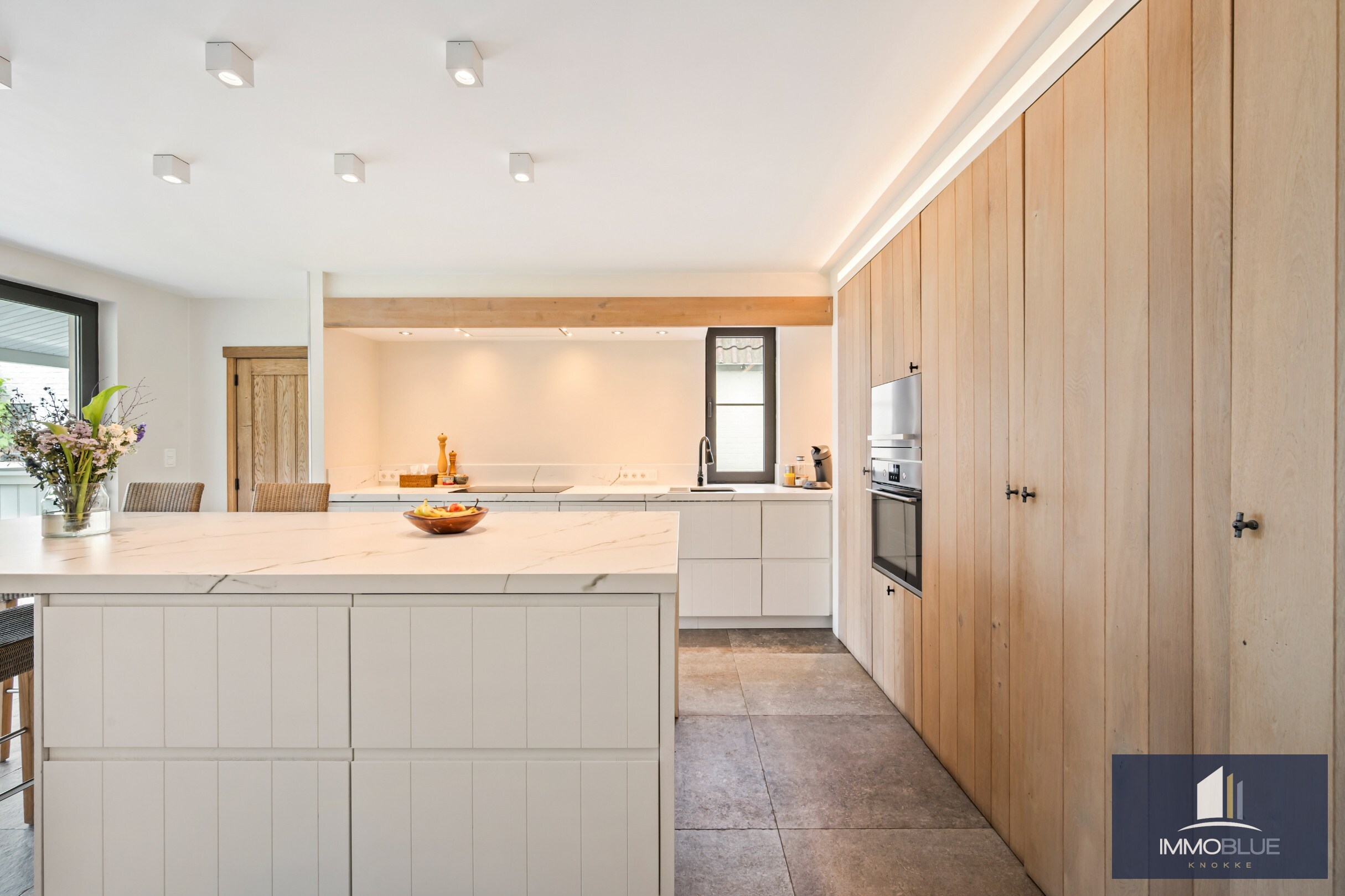Domaine idylliquement situé avec maison rénovée, espace professionnel et installations équestres étendues. 
