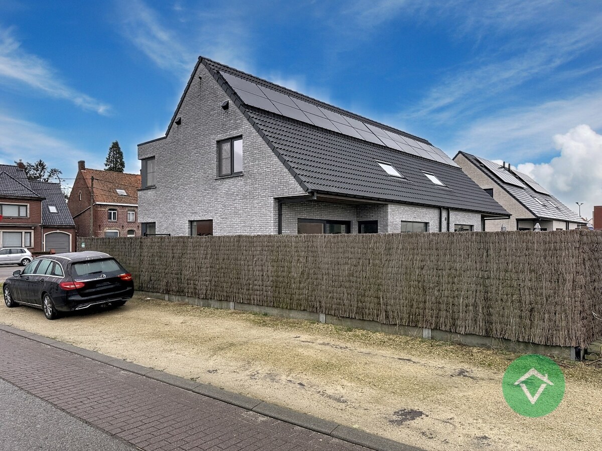 Recent halfopen nieuwbouwwoning te Koekelare. 