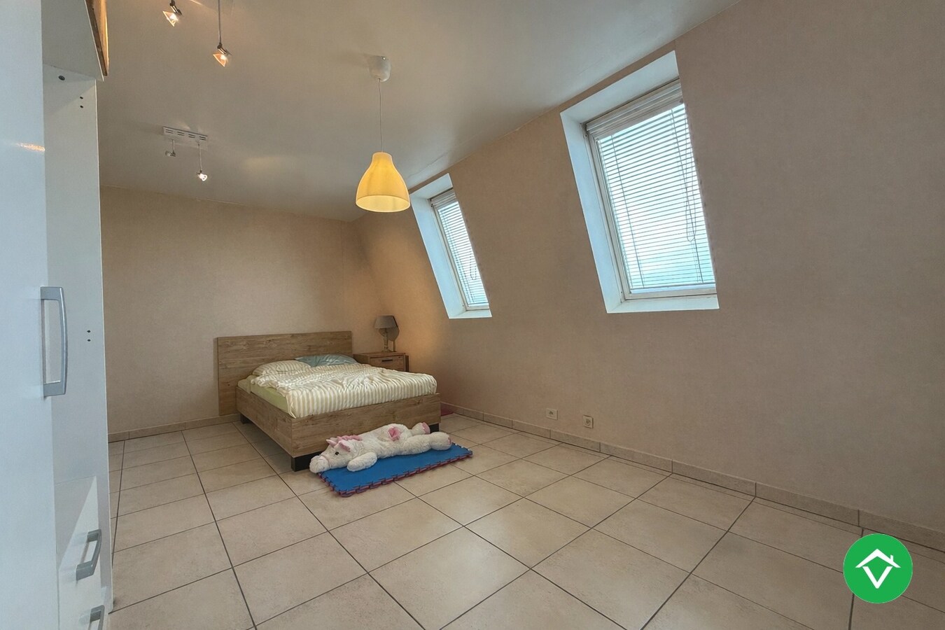 Instapklaar dakappartement met 4 slaapkamers, 2 terrassen en autostaanplaats te Roeselare (160m²) 