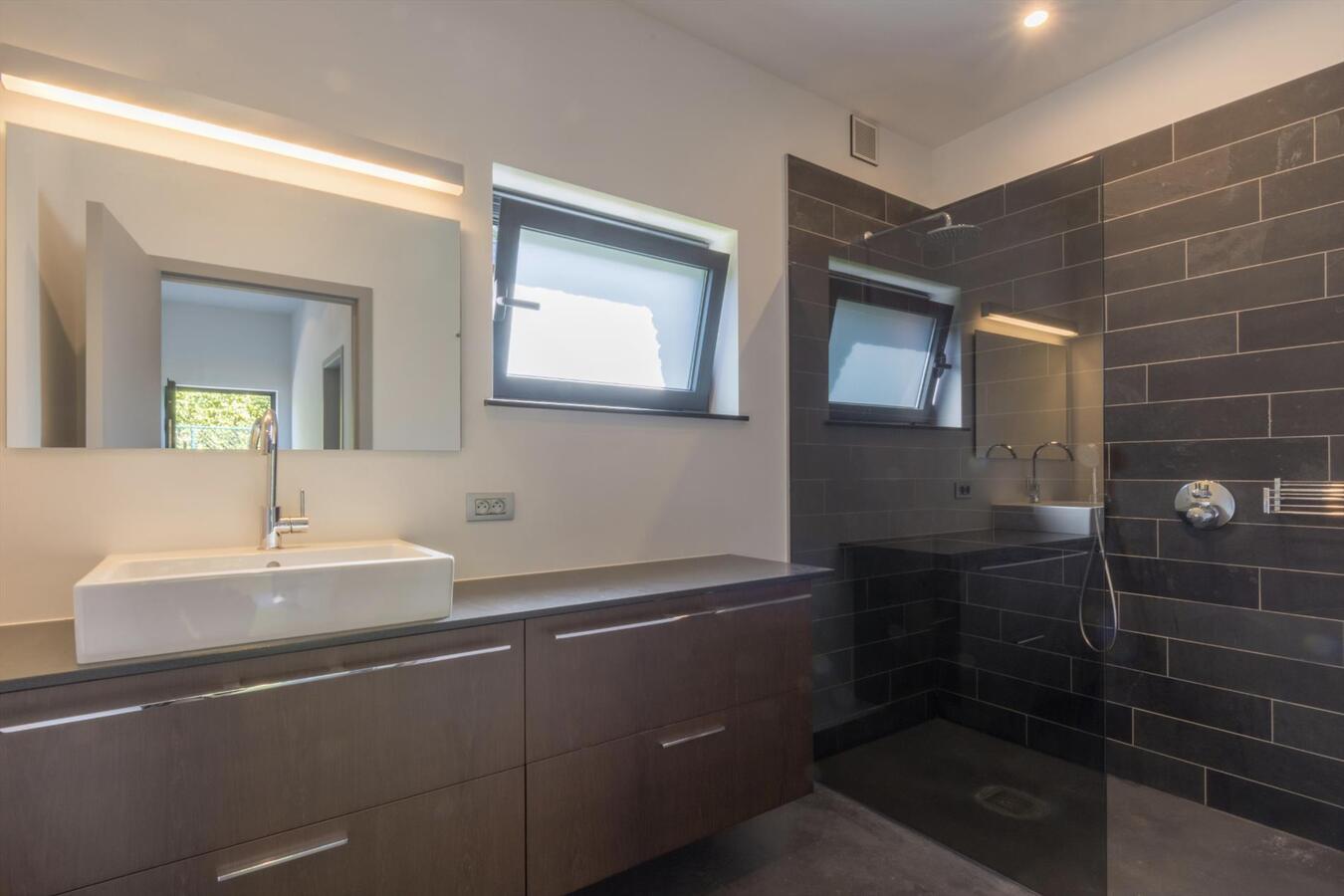 Moderne laagbouwwoning met magazijn 