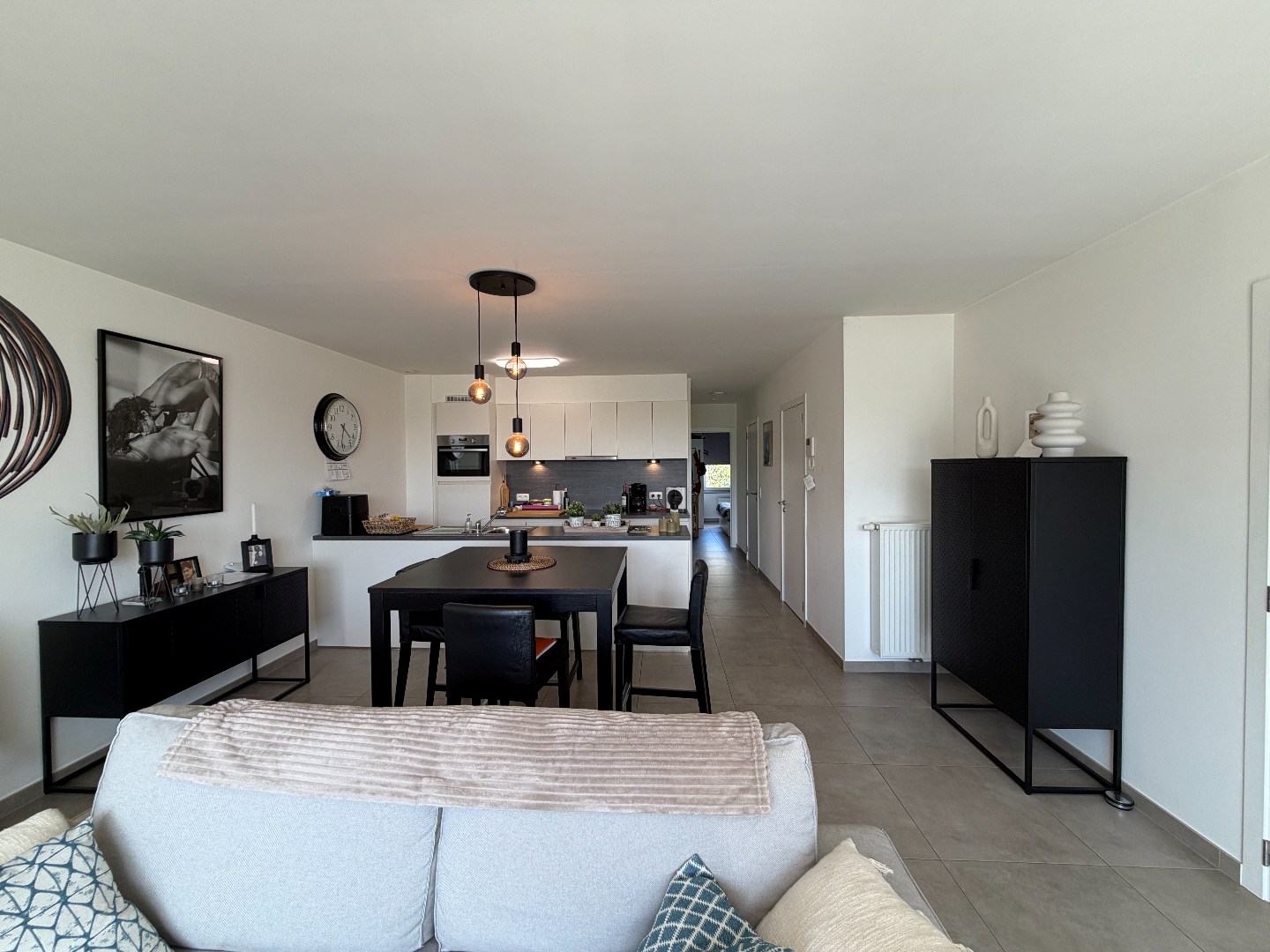 Verzorgd appartement met 2 slaapkamers, terras en garage. 