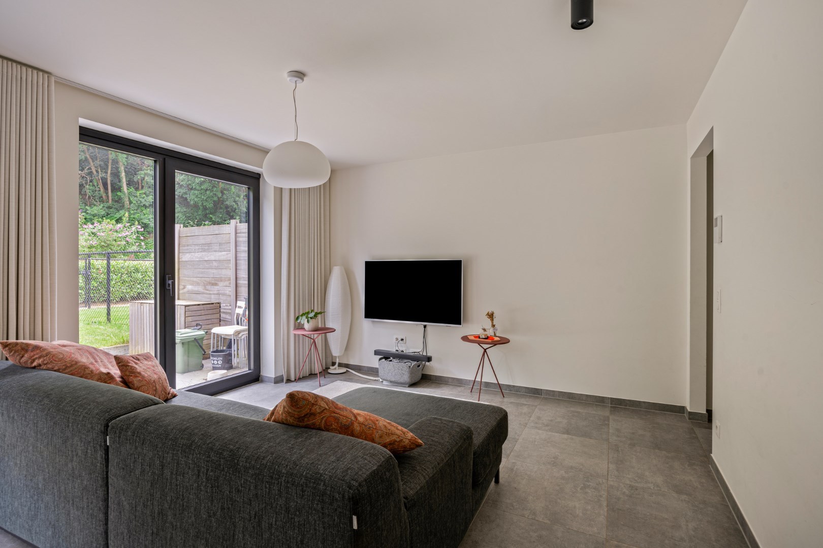 Ruim appartement met 2 slaapkamers en tuin + autostaanplaats vlakbij autostrade - EPC 68 kWh/m² 