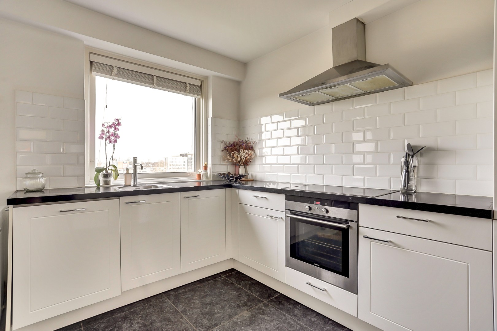 4-kamer appartement op de 6e verdieping met keurige keuken en badkamer, 2 balkons, berging in de onderbouw en gelegen op eigen grond! 