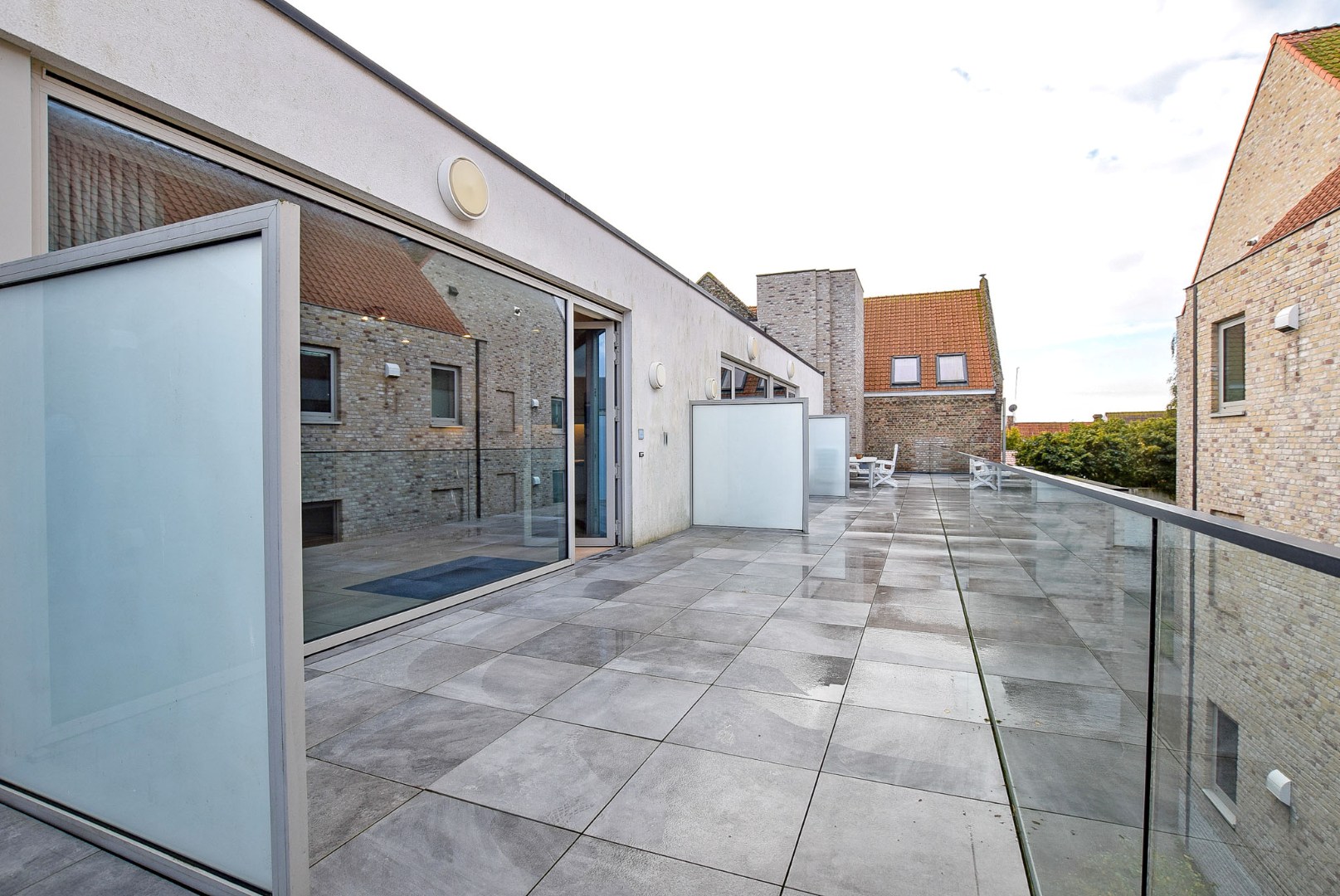 Uiterst goed onderhouden assistentieflat (55m² + 11m² terras) met 1 slaapkamer te Nieuwpoort. 