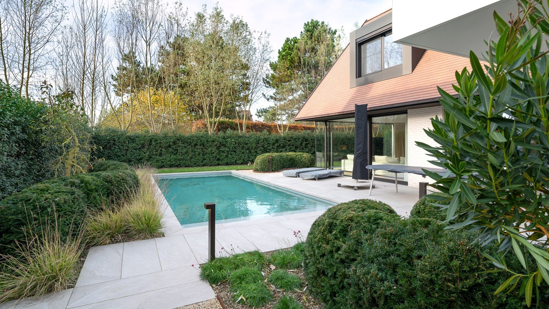 Prachtig vernieuwde villa rustig gelegen tussen Knokke centrum en Het Zoute met een perfecte Zuid-West oriëntatie. 