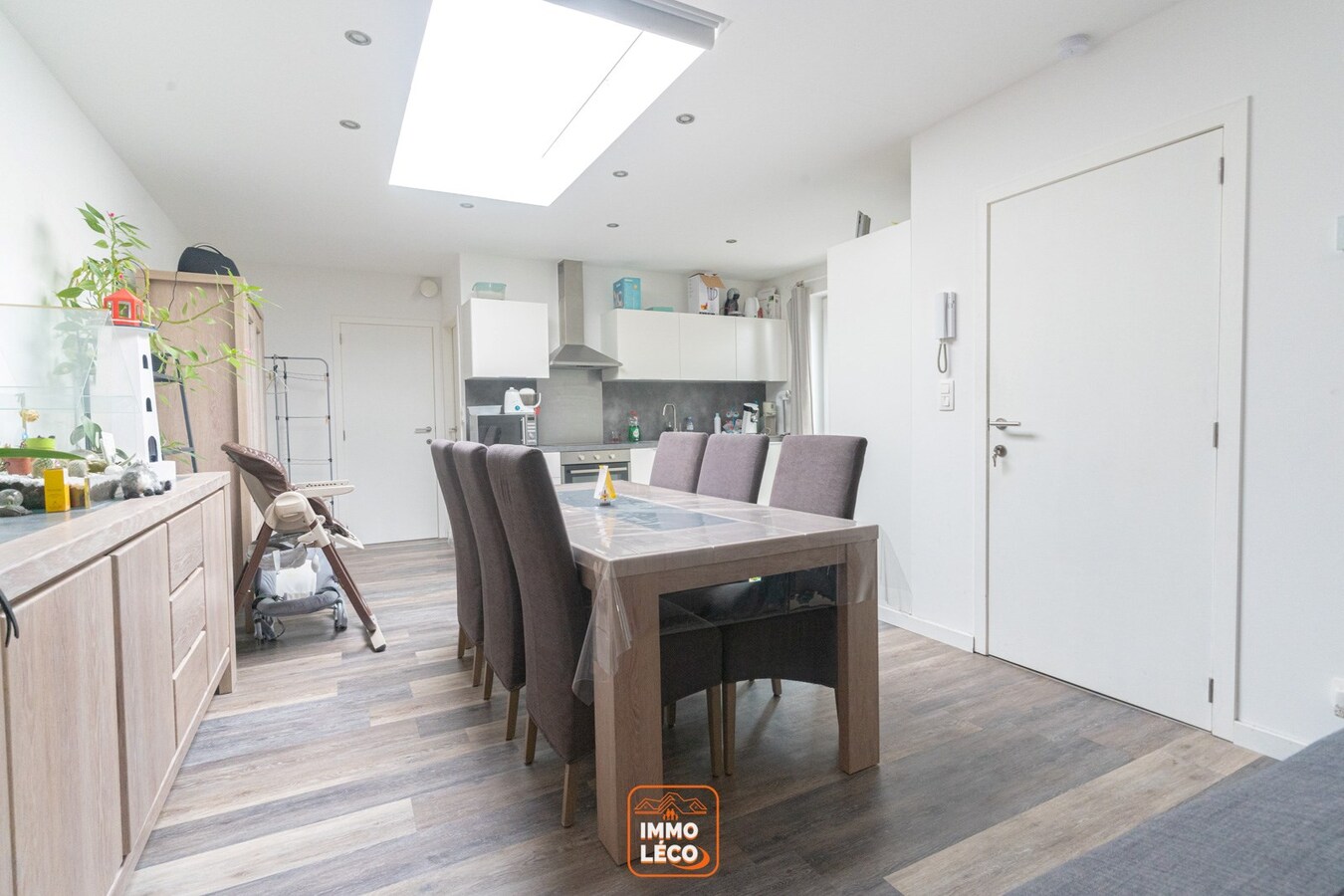 Appartement moderne deux chambres, dans une rue calme appréciée. 