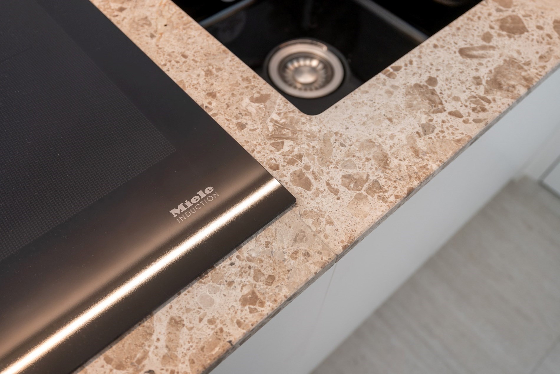 Integraal gerenoveerd appartement genietend van een panoramisch uitzicht op de zeedijk te Duinbergen! (mog tot aankoop van een garage) 