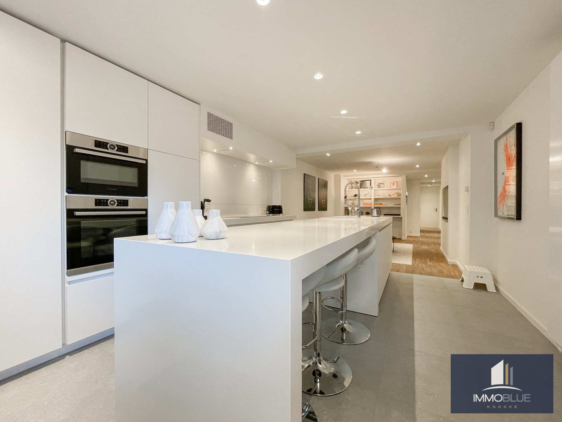 Stijlvol, instapklaar appartement met een ruim terras gelegen aan het Lichttorenplein op enkele passen van de zee. 