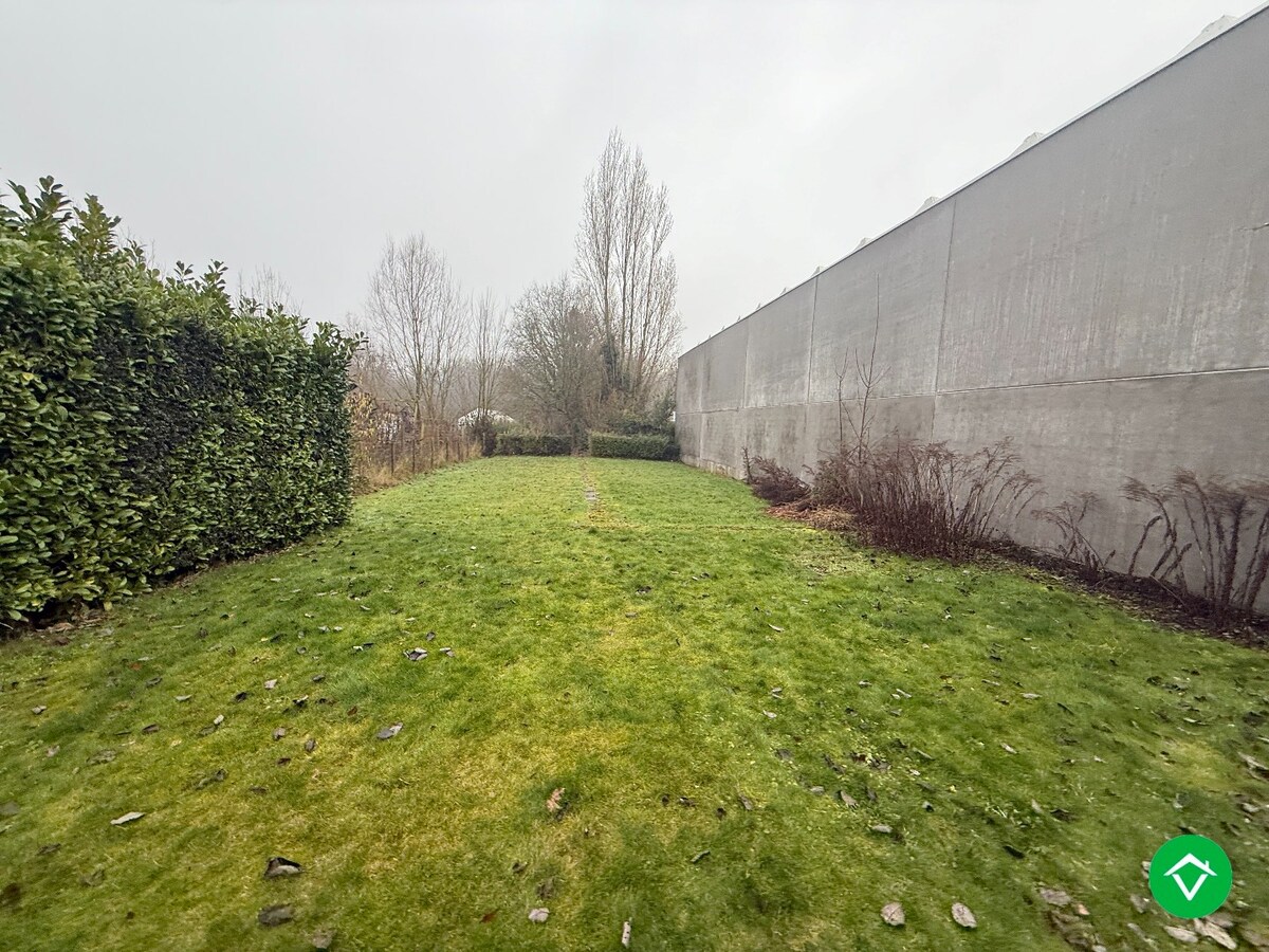 Ruime woning met 5 slaapkamers, garage en diepe tuin te Houthulst 