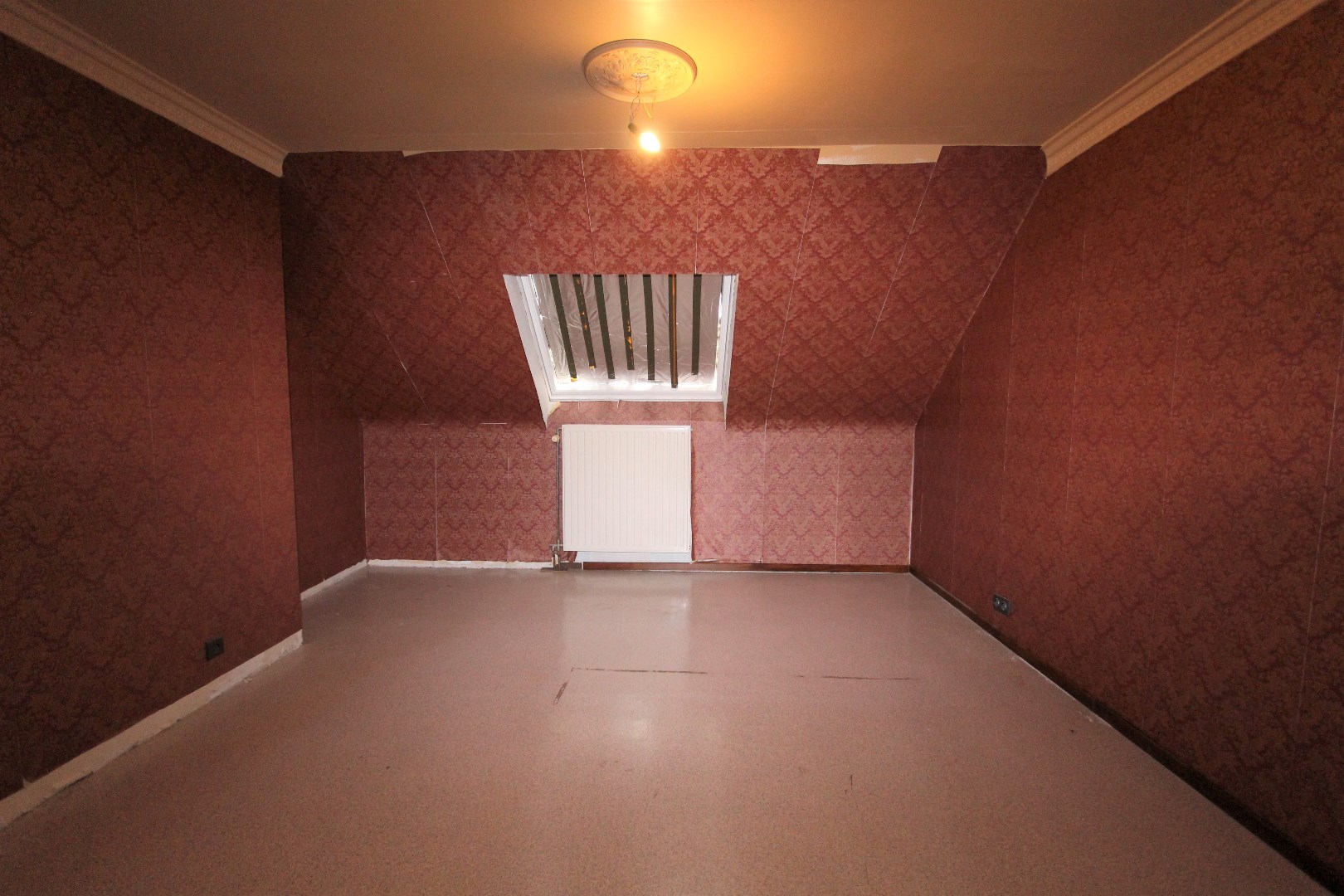 PRACHTIG GELEGEN MODERNE HANDELSWONING 