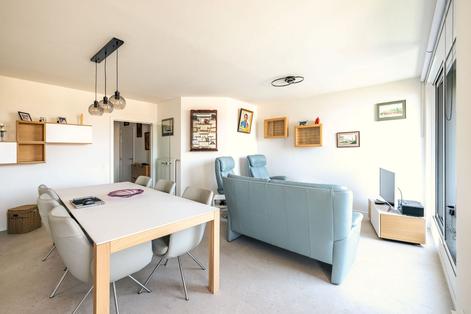Ruim appartement met 2 slaapkamers, dubbele garage en twee terrassen te Aalst 