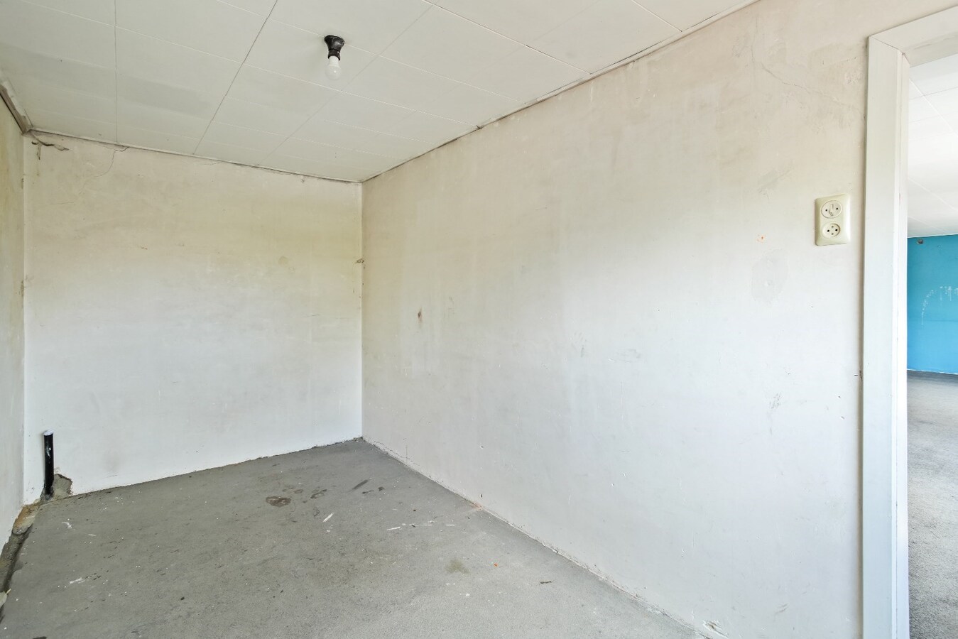 Ruime handelspand met woonst op commerciële ligging 