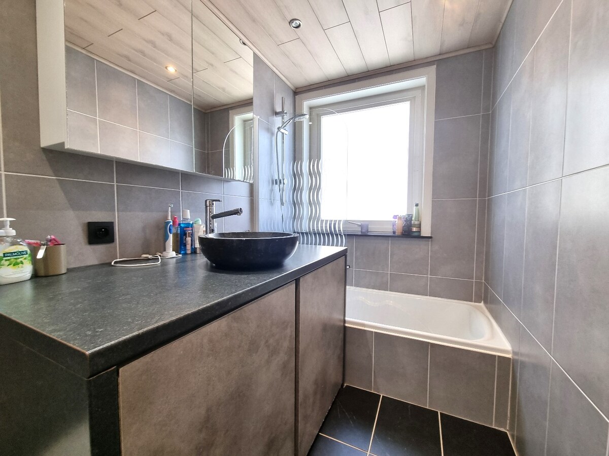 Aangenaam, zeer lichtrijk hoekappartement met open zichten - Heist 