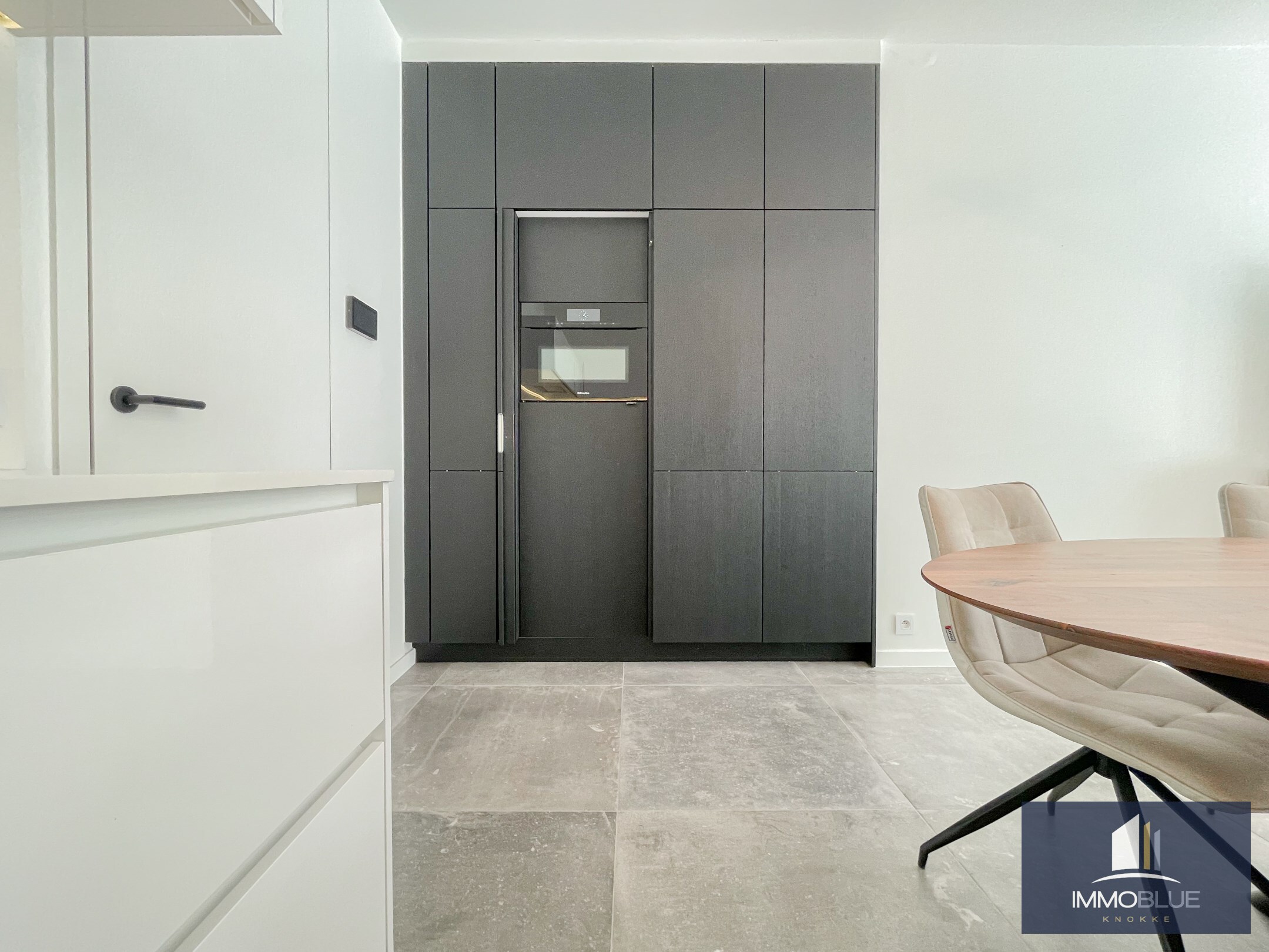 Subliem, luxueus tuinappartement met dubbele garage, rustig gelegen in een standingvolle residentie. 