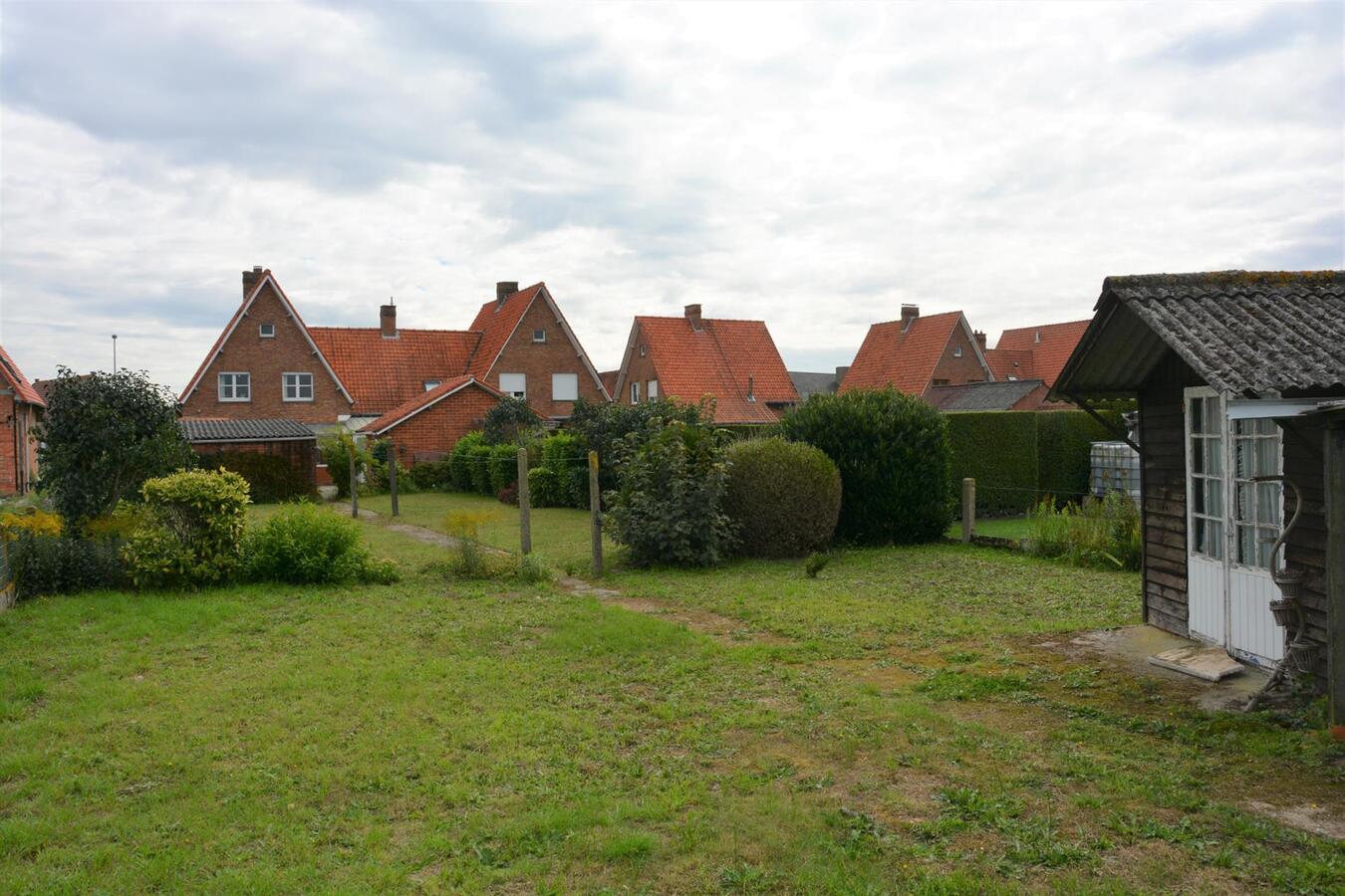 Goed gelegen half-open woning met grote tuin 