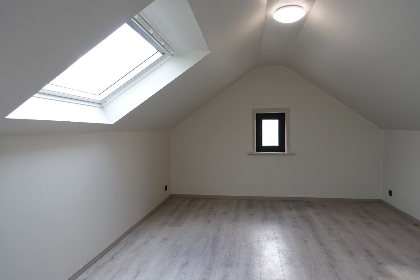 Landelijk gelegen woning met loods! 