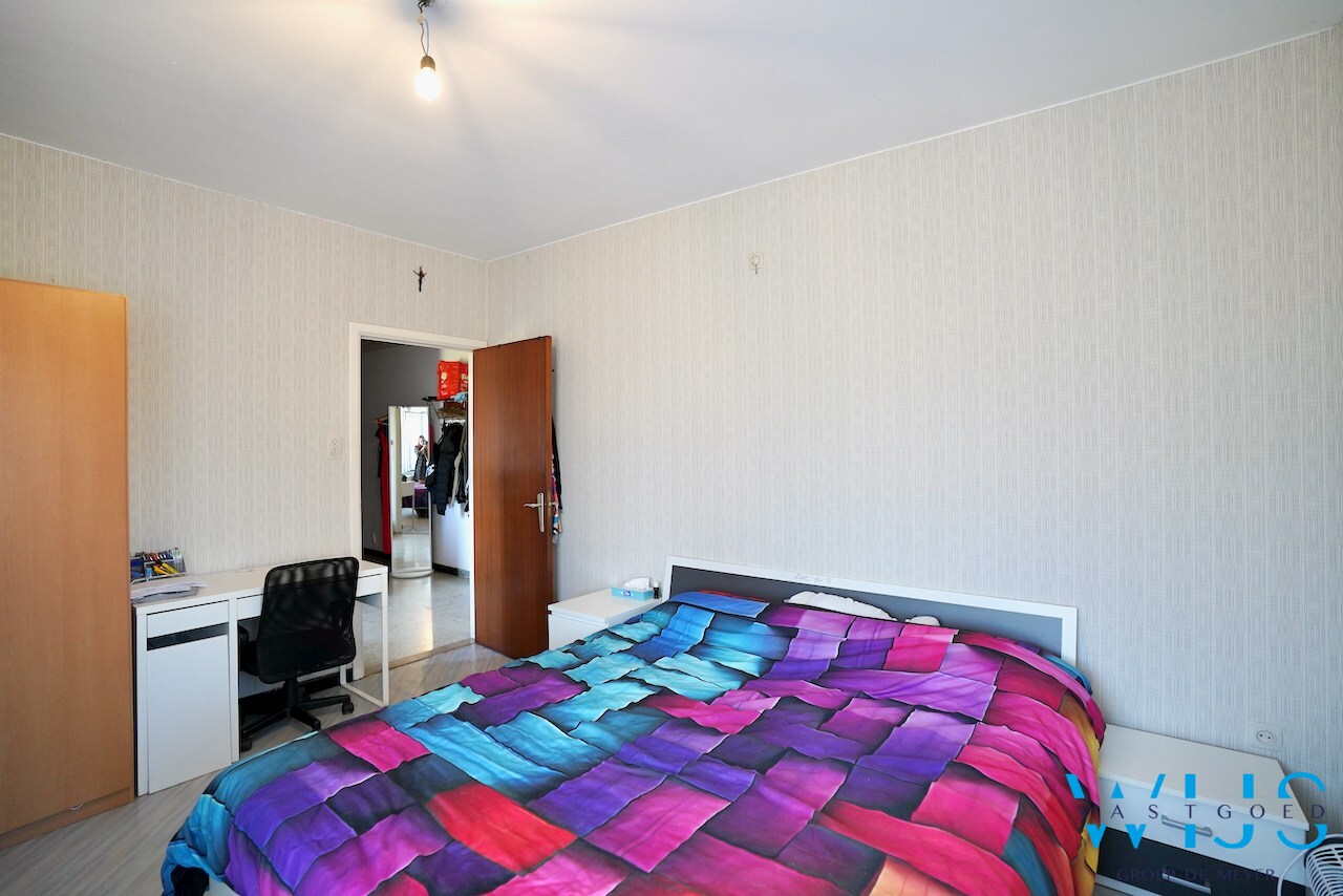 Op te frissen bungalow met 36.274m² grond te Oosteeklo ! 