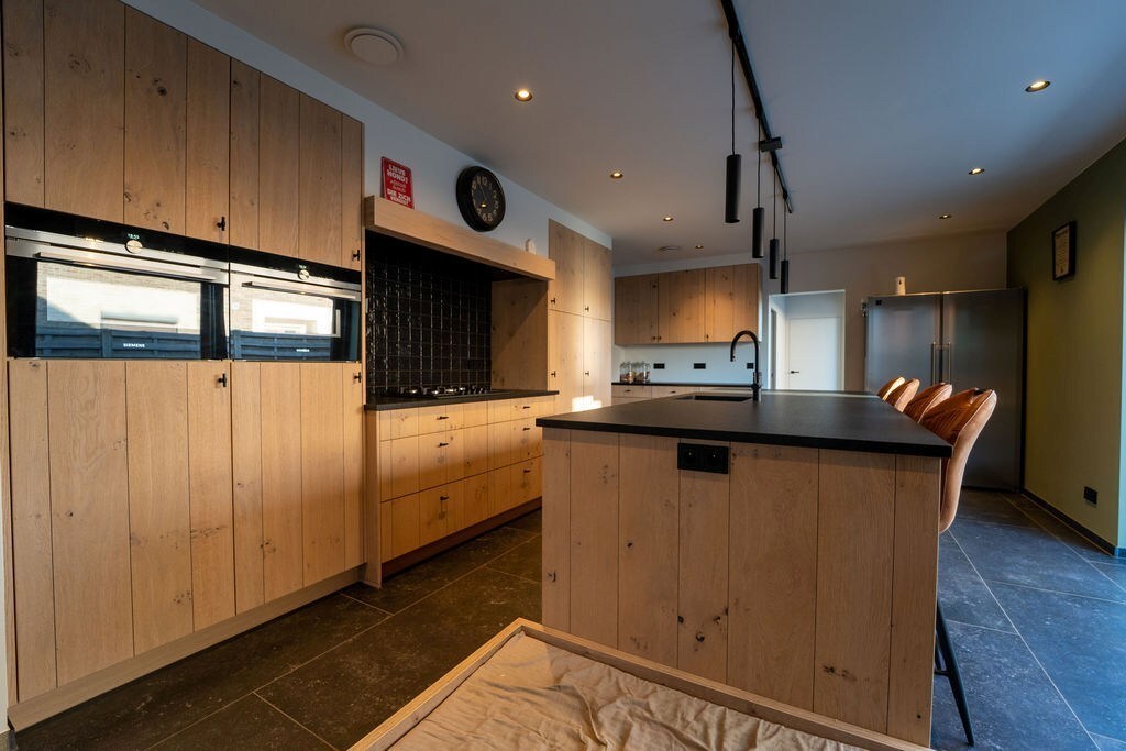 PRACHTIG GERENOVEERDE WONING MET 3 SLAAPKAMERS, 2 BADKAMERS, INPANDIGE GARAGE EN PAARDENSTALLINGEN MET ENERGIEZUINIG EPC TE WIJER (NIEUWERKERKEN) 