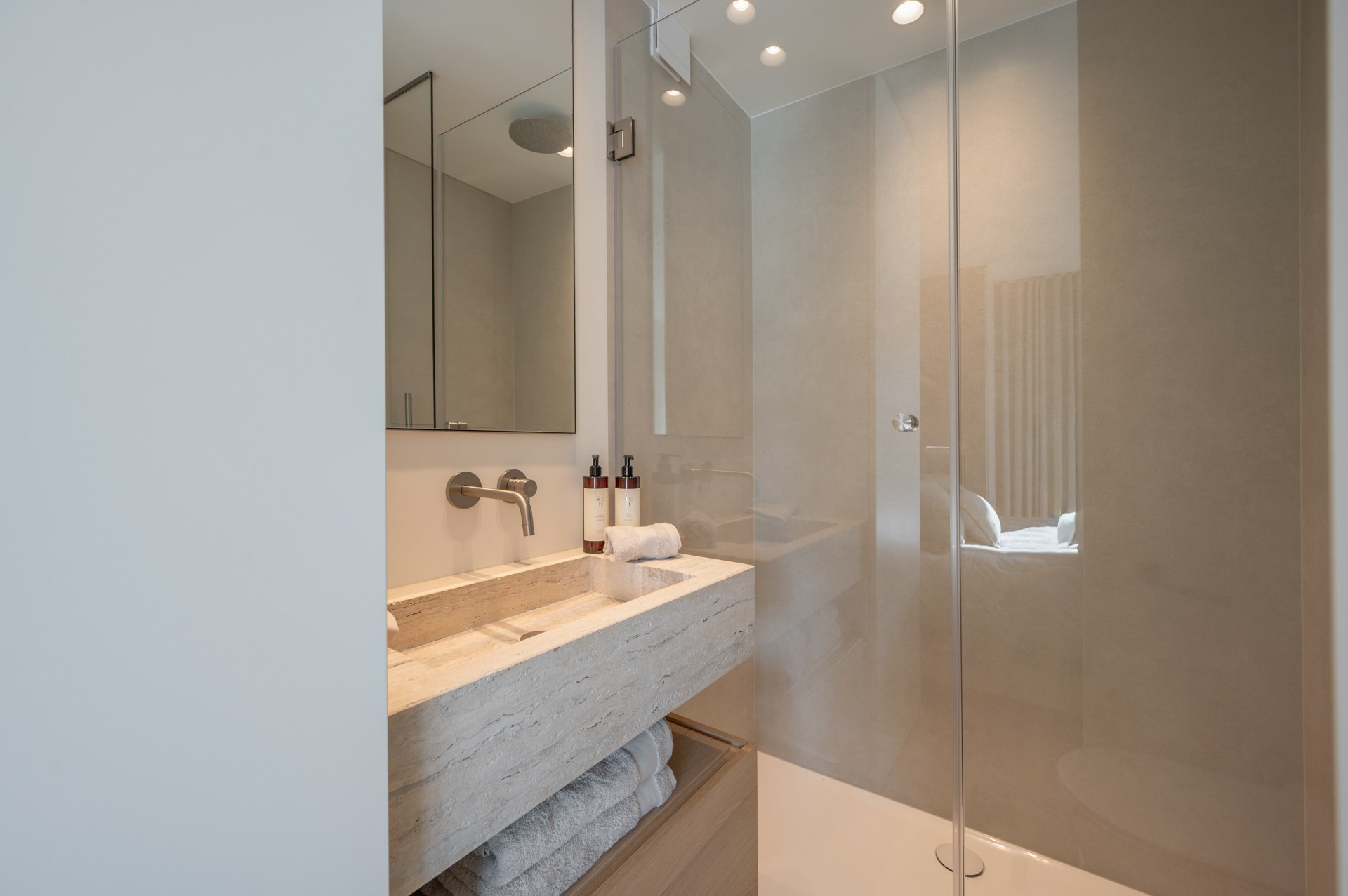 Exclusief gerenoveerd appartement met 3 slaapkamers te koop vlak bij het Albertstrand en het Lichtorenplein. 