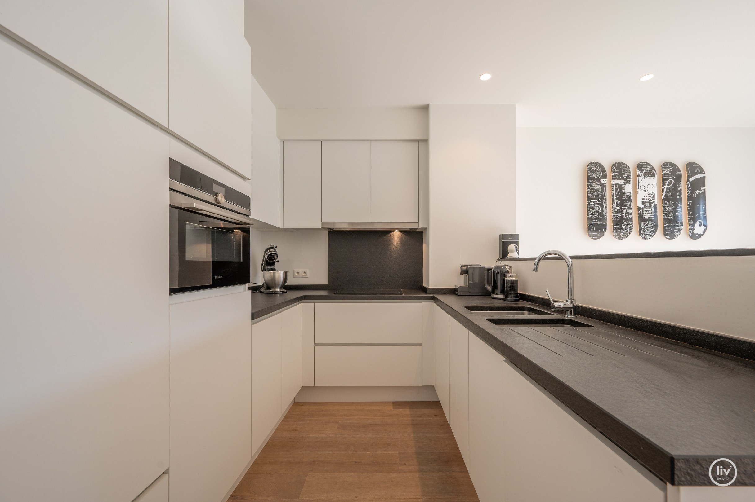 Magnifique, spacieux et récent (2015) appartement avec 3 chambres à coucher complètes et une terrasse ensoleillée, bien situé sur l'avenue Léopold à Knokke. 