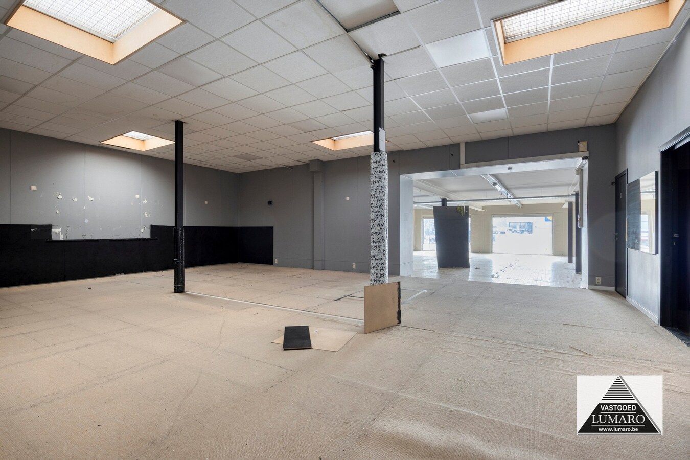Commercieel gelegen winkel  met  parking 