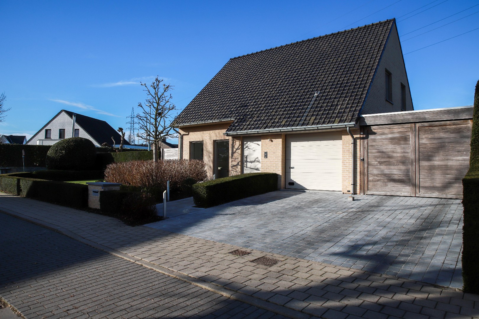 Prachtige alleenstaande woning met garage, carport en tuin op 648m² 