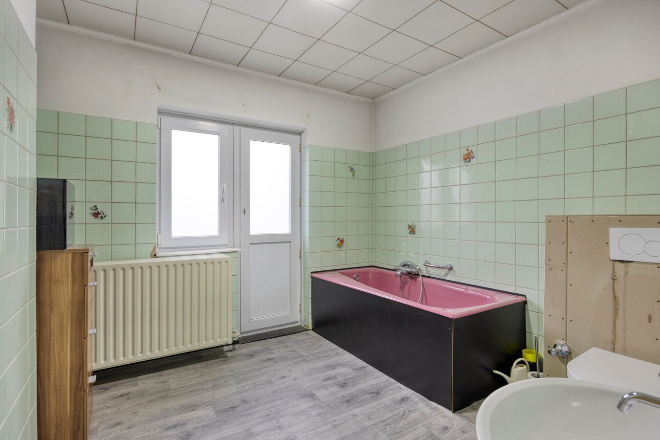 Woning met vergunde loods (300 m² x 2) en bijgebouw (50,50 m²). 