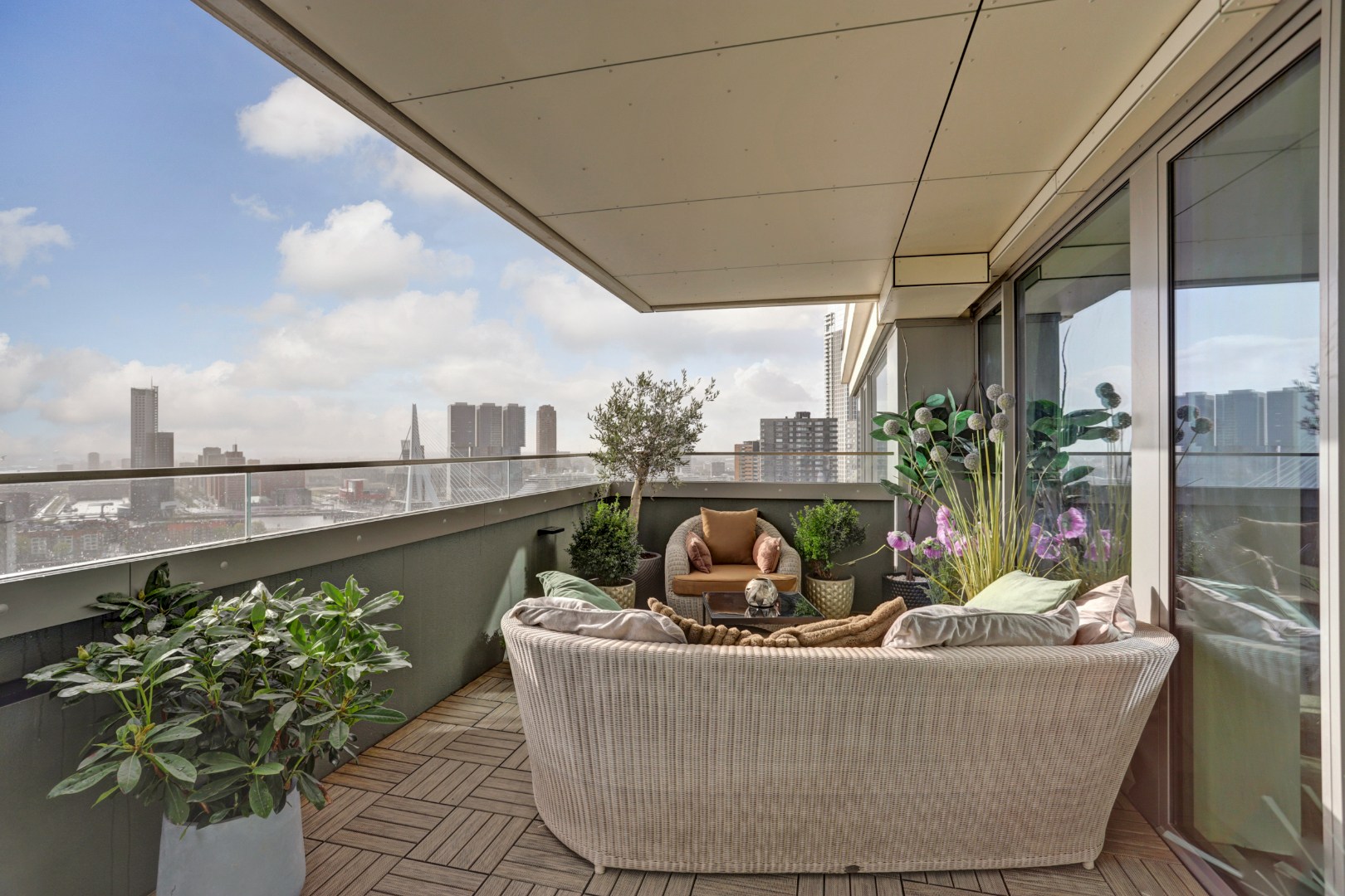 Ultiem luxe wonen in de iconische The CoolTower met spectaculair uitzicht, royaal terras (34 m²) en moderne afwerking in het bruisende hart van Rotterdam! 