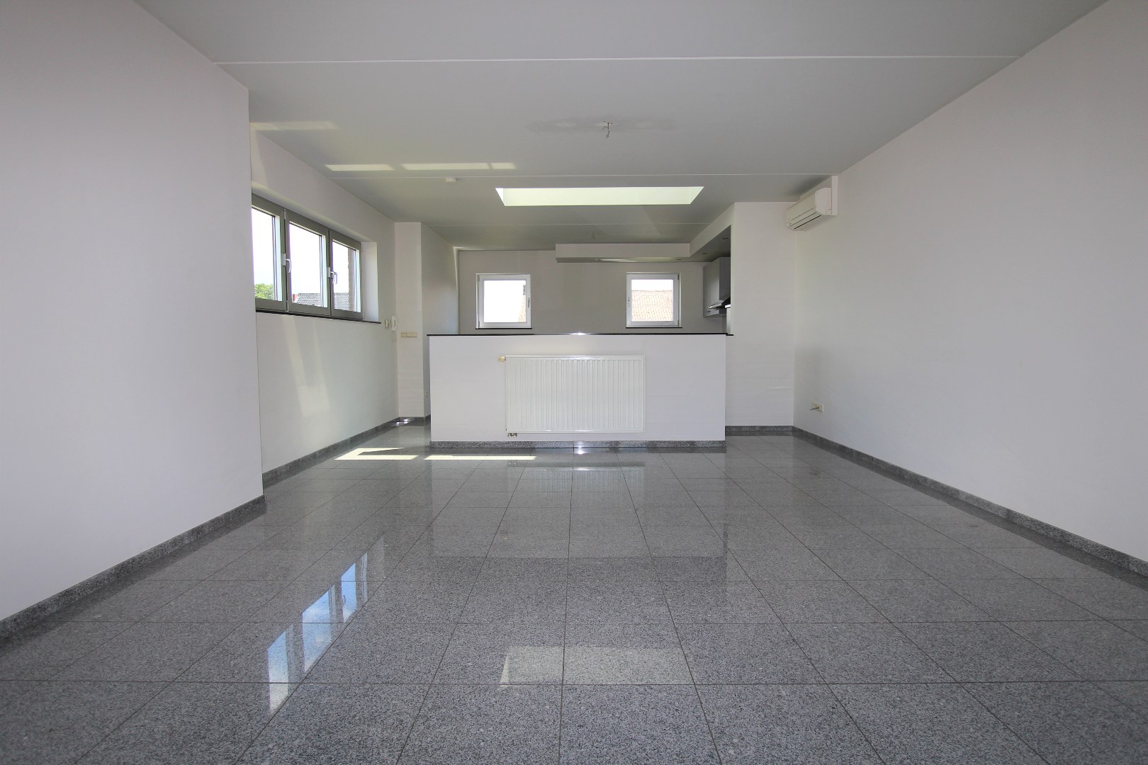 MODERNE LOFTWONING MET TERRAS EN 2 AUTOSTAANPLAATSEN 