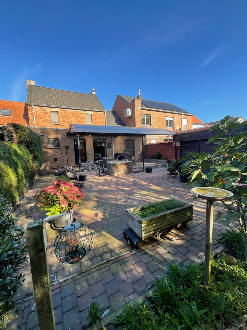Landelijk gelegen woning met garage 