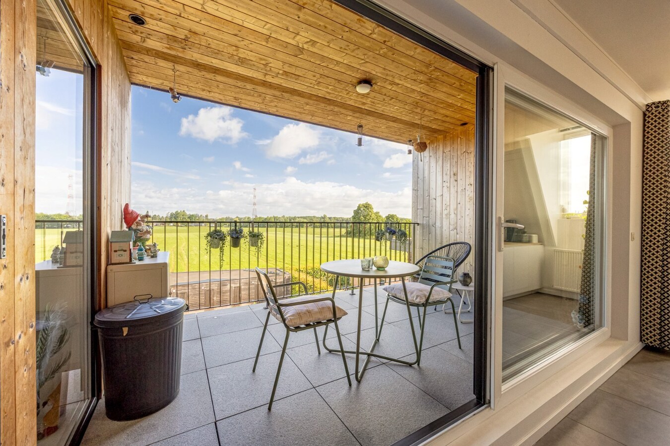 Prachtig, energiezuinig dak appartement met 3 slaapkamers, terras en carport 