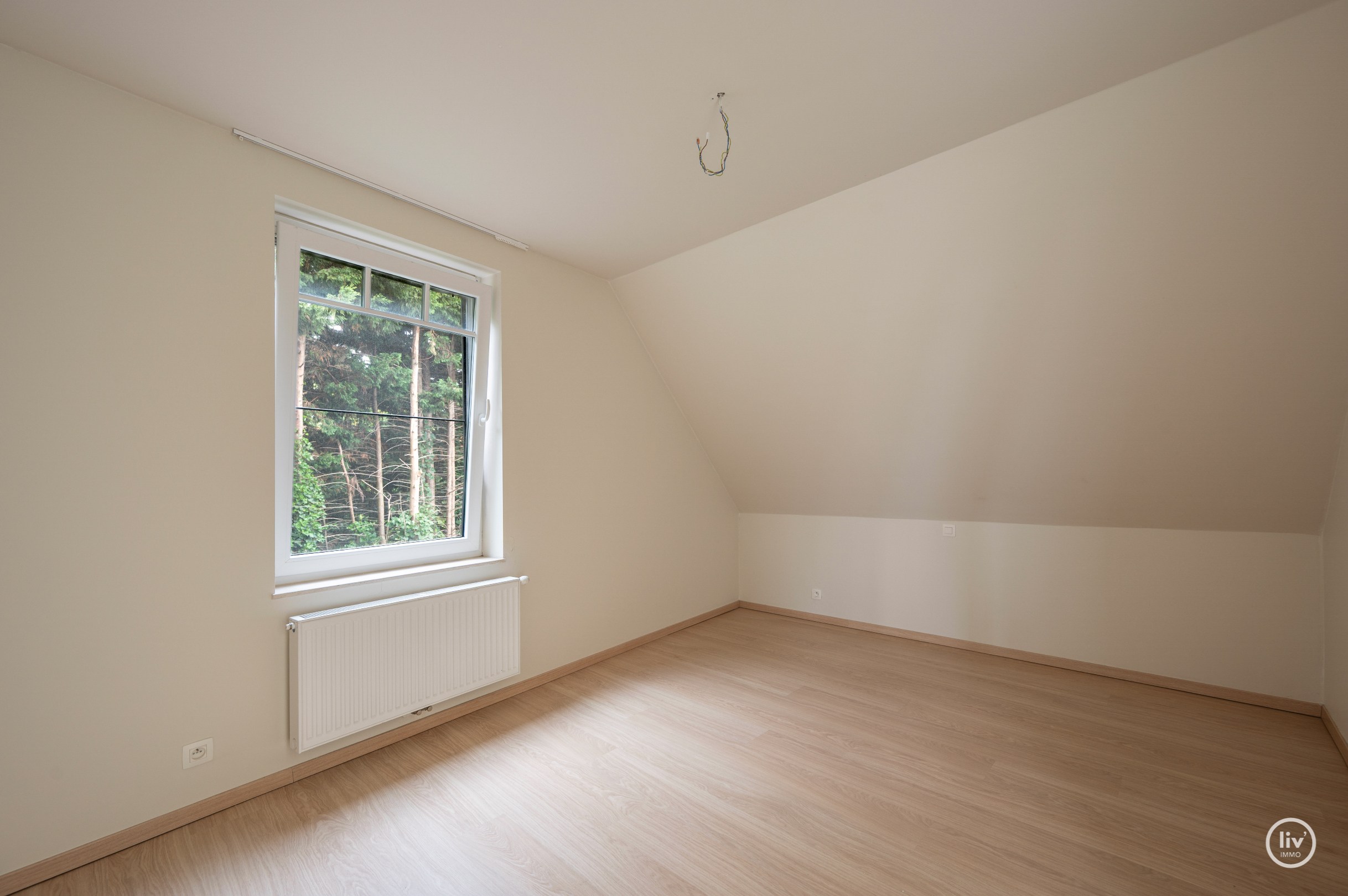 Appartement penthouse récemment rénové, situé au calme près du marché aux légumes. 