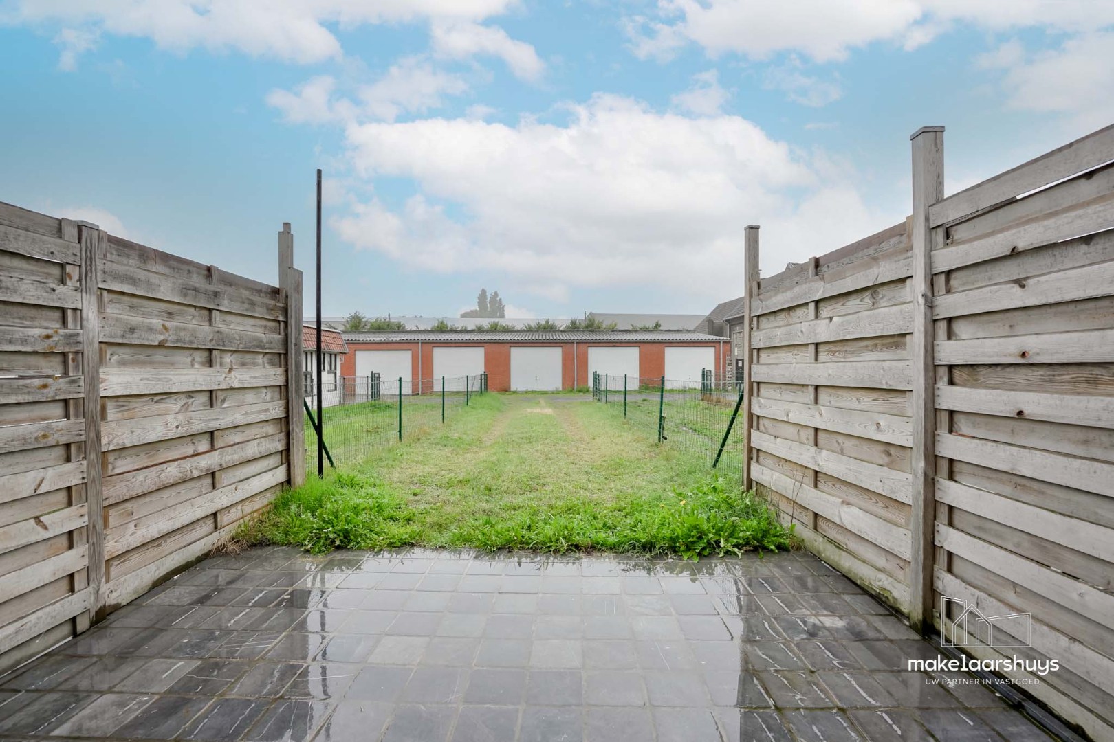 Instapklare gerenoveerde woning in rij met terras, tuin en garagebox 