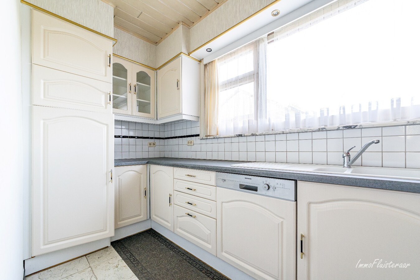 Renovatable farmhouse with stables and pastures on approximately 7 hectares in Hechtel-Eksel. 