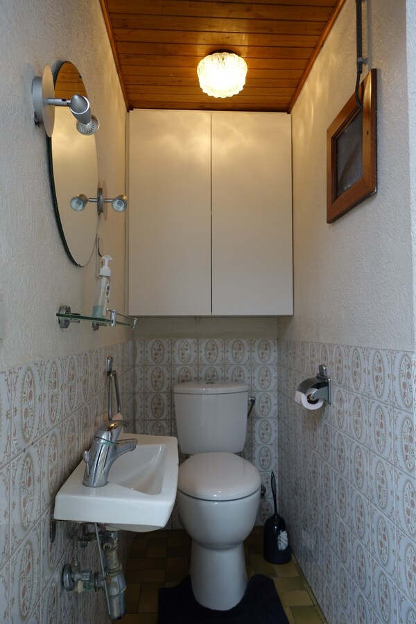 Rustig gelegen instapklare rijwoning met nabij gelegen garagebox 