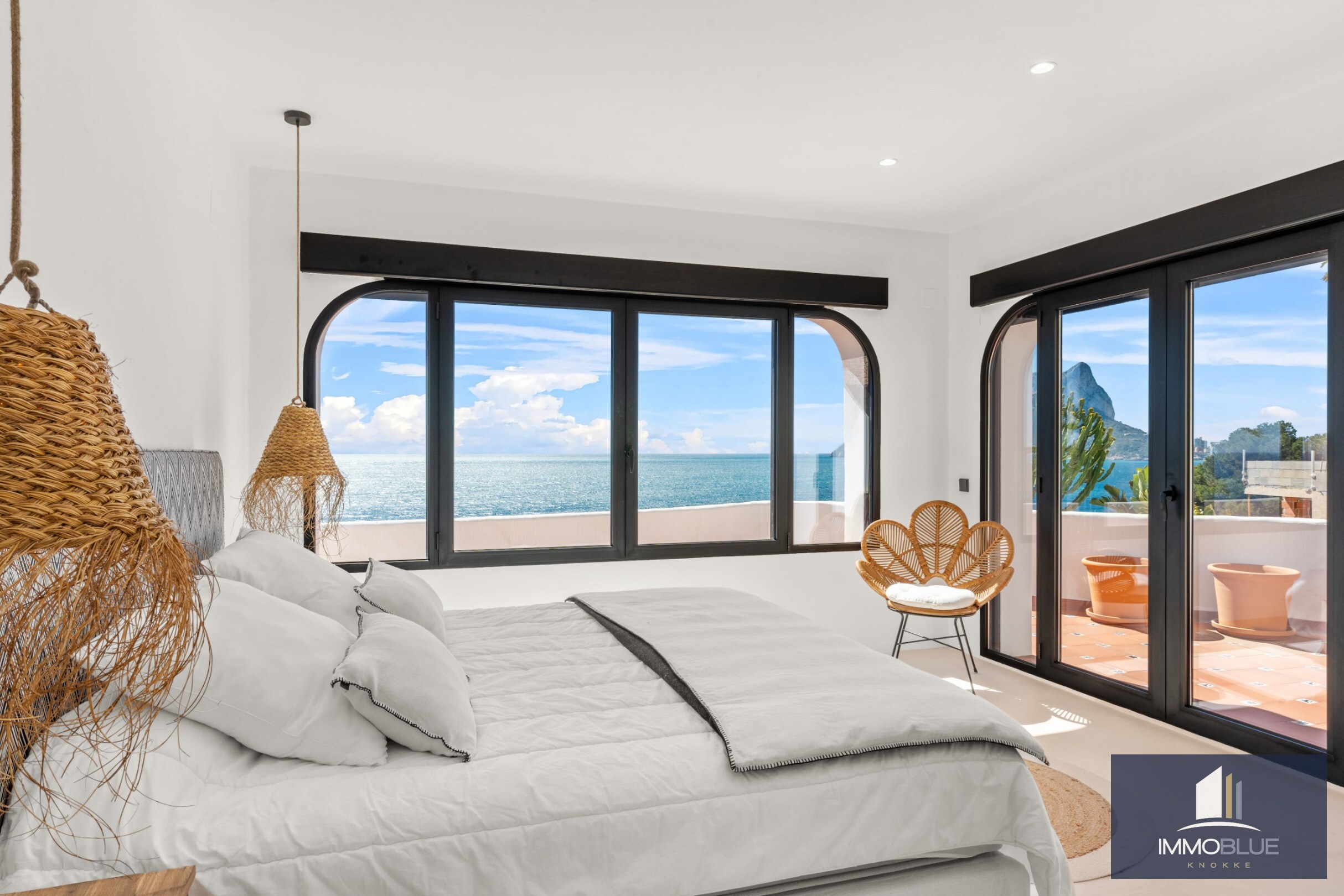 Villa méditerranéenne rénovée avec vue sur mer dans un environnement côtier calme 