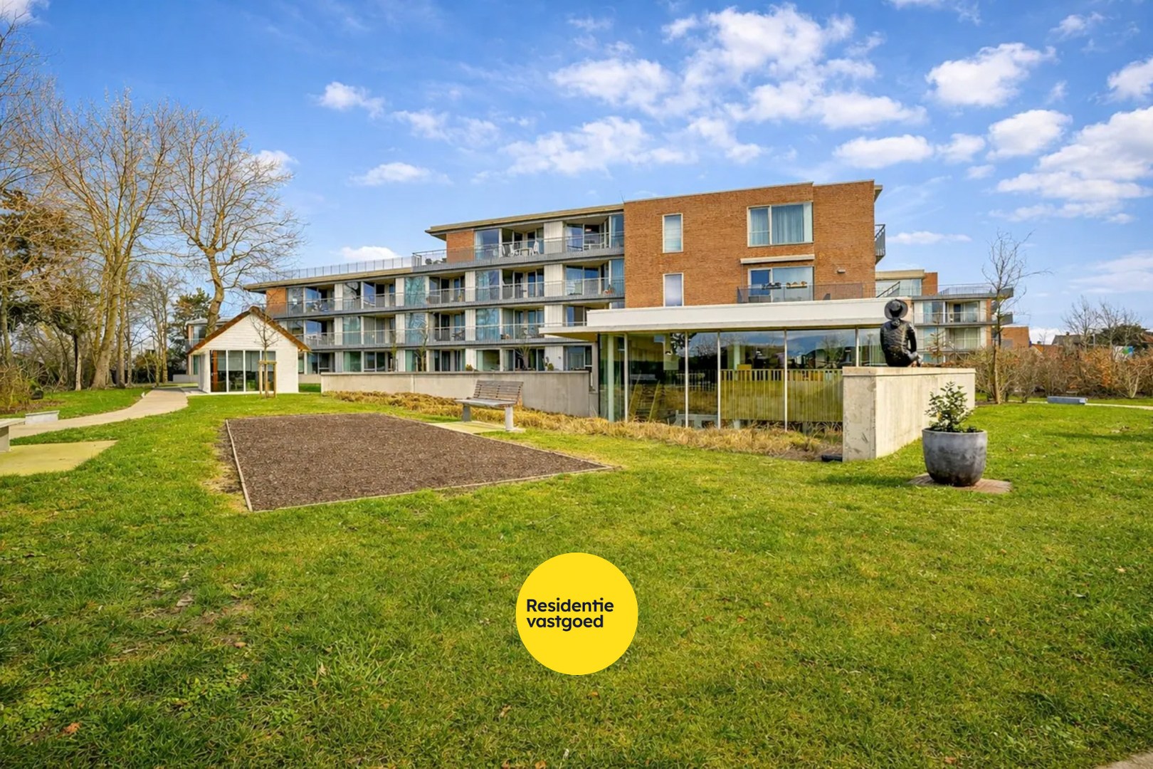 Prachtig 1-slaapkamerappartement met ruim terras (serviceflat) in Residentie Beukenhof, uniek wonen in de dorpskern van Oostduinkerke. 
