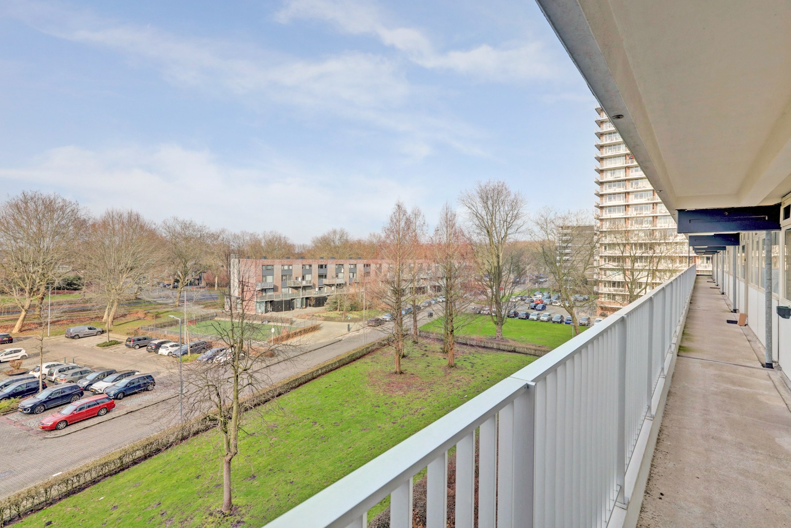 Dit lichte 4-kamer appartement op de 4e verdieping, met 3 slaapkamers, keurige keuken, balkon op het zuiden en berging in de onderbouw is gelegen in de populaire wijk "Ommoord". 