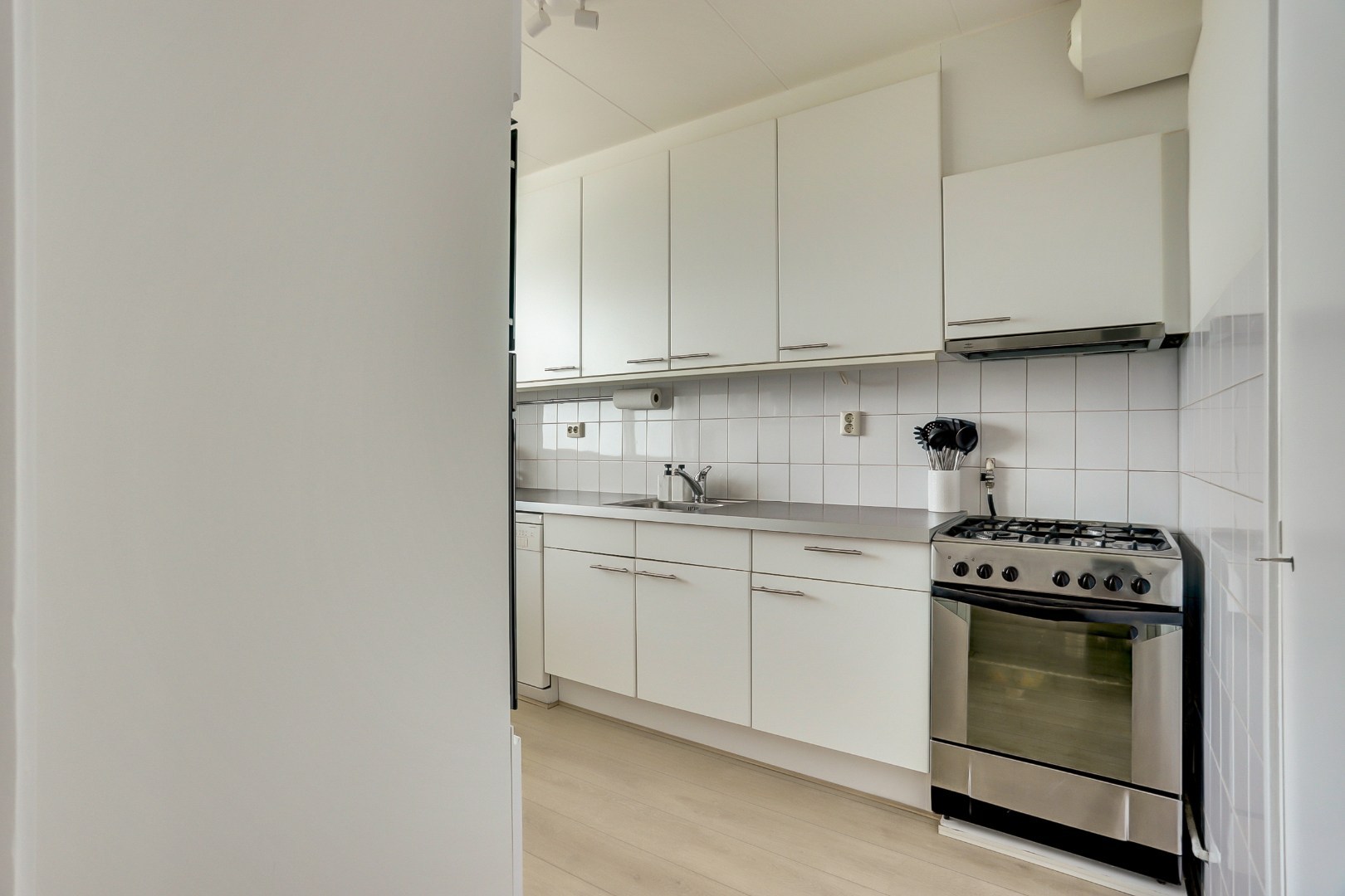 Zonder klussen te betrekken dit fraaie 4-kamer appartement op de 10e verdieping met 3 slaapkamers, fraaie keuken, moderne badkamer, mooi uitzicht en gelegen aan een groen park! 