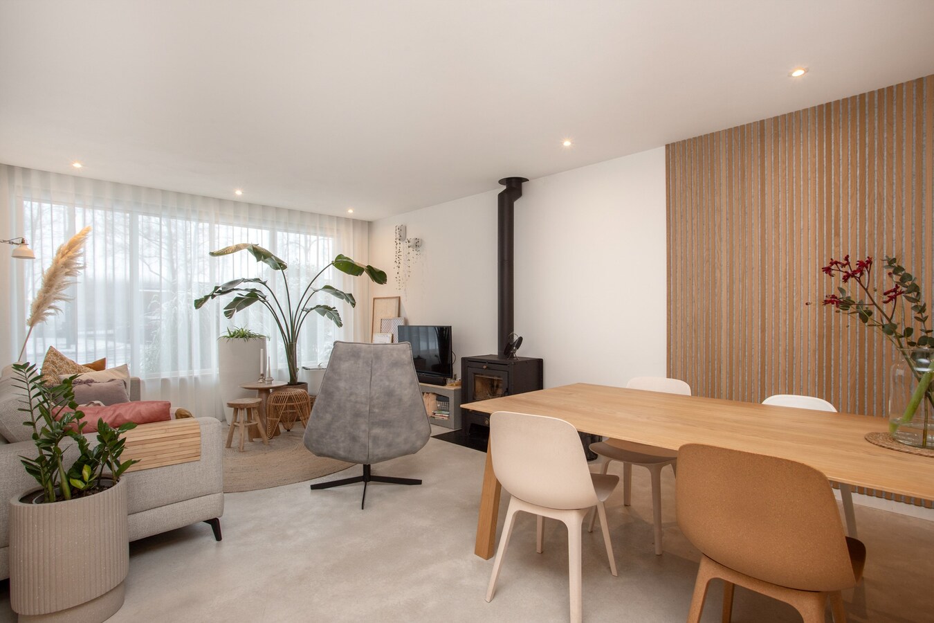 Zeer ruim halfvrijstaand woonhuis met aanpandige garage/berging en hobbyruimte/mantelzorgwoning. 