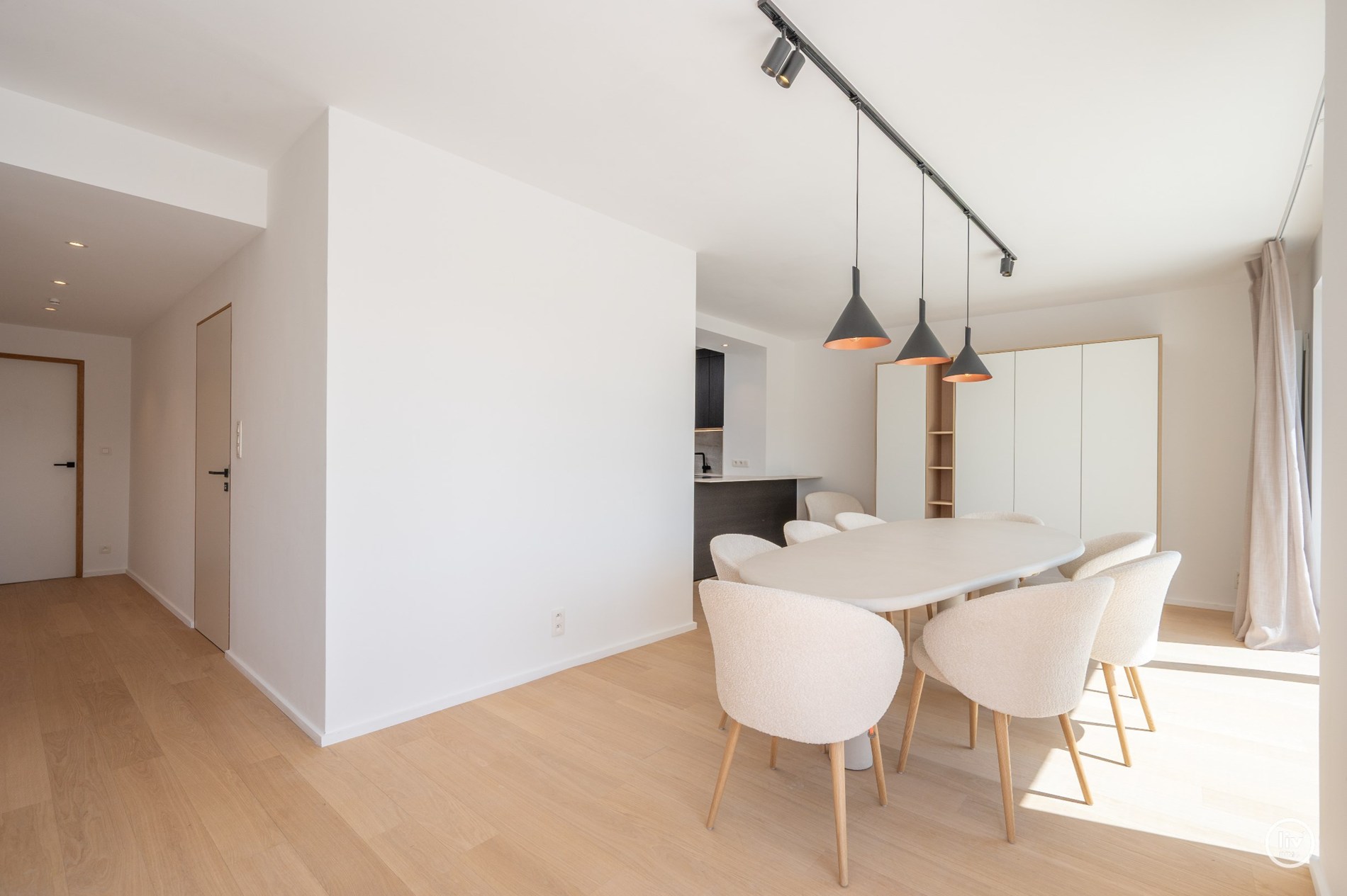 Lichtrijke penthouse met open zicht op toplocatie nabij Dumortierlaan. 