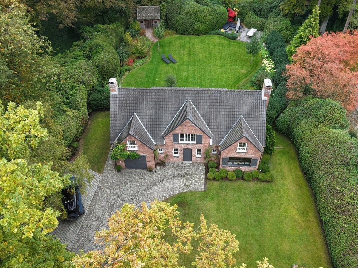 Prachtige villa met sublieme tuin op toplocatie in Schoten 