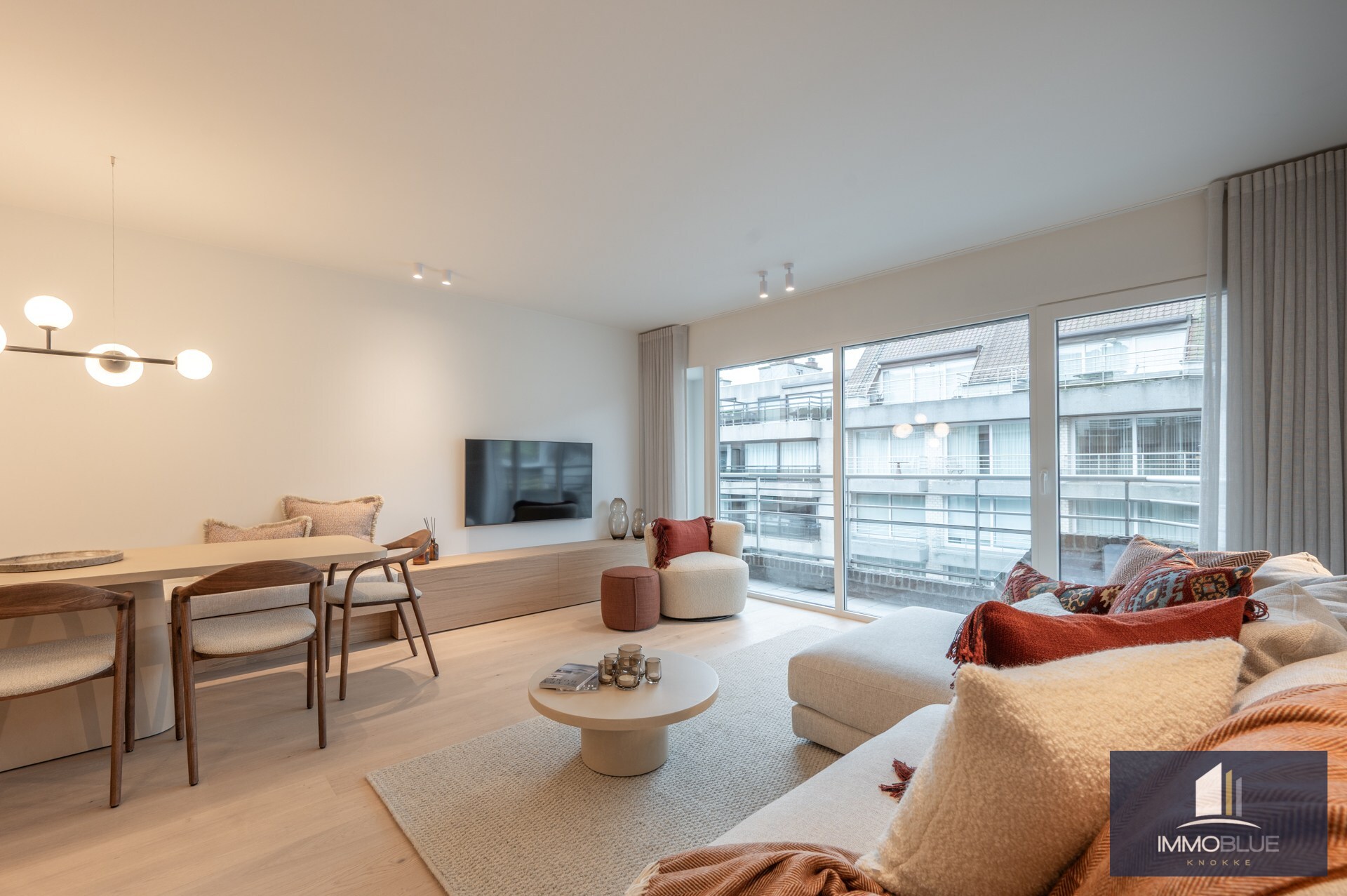 Stijlvol volledig gerenoveerd appartement gelegen nabij het Rubensplein . 