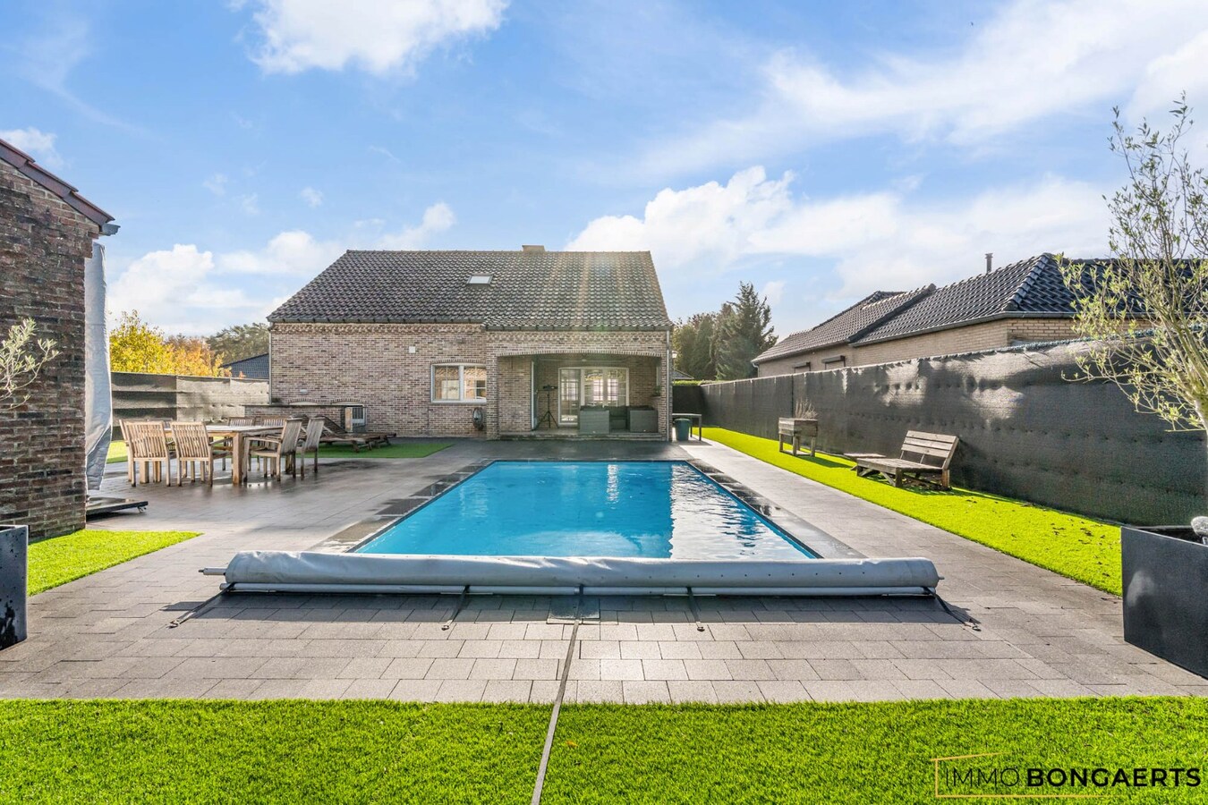 Instapklare woning met 4 slaapkamers en zwembad 