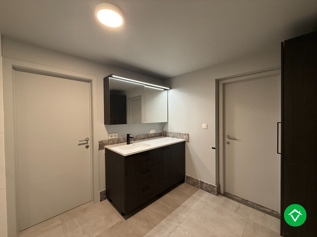 Ruime halfopen bebouwing met 3 slaapkamers, en dubbele garage te Sint-Eloois-Winkel 