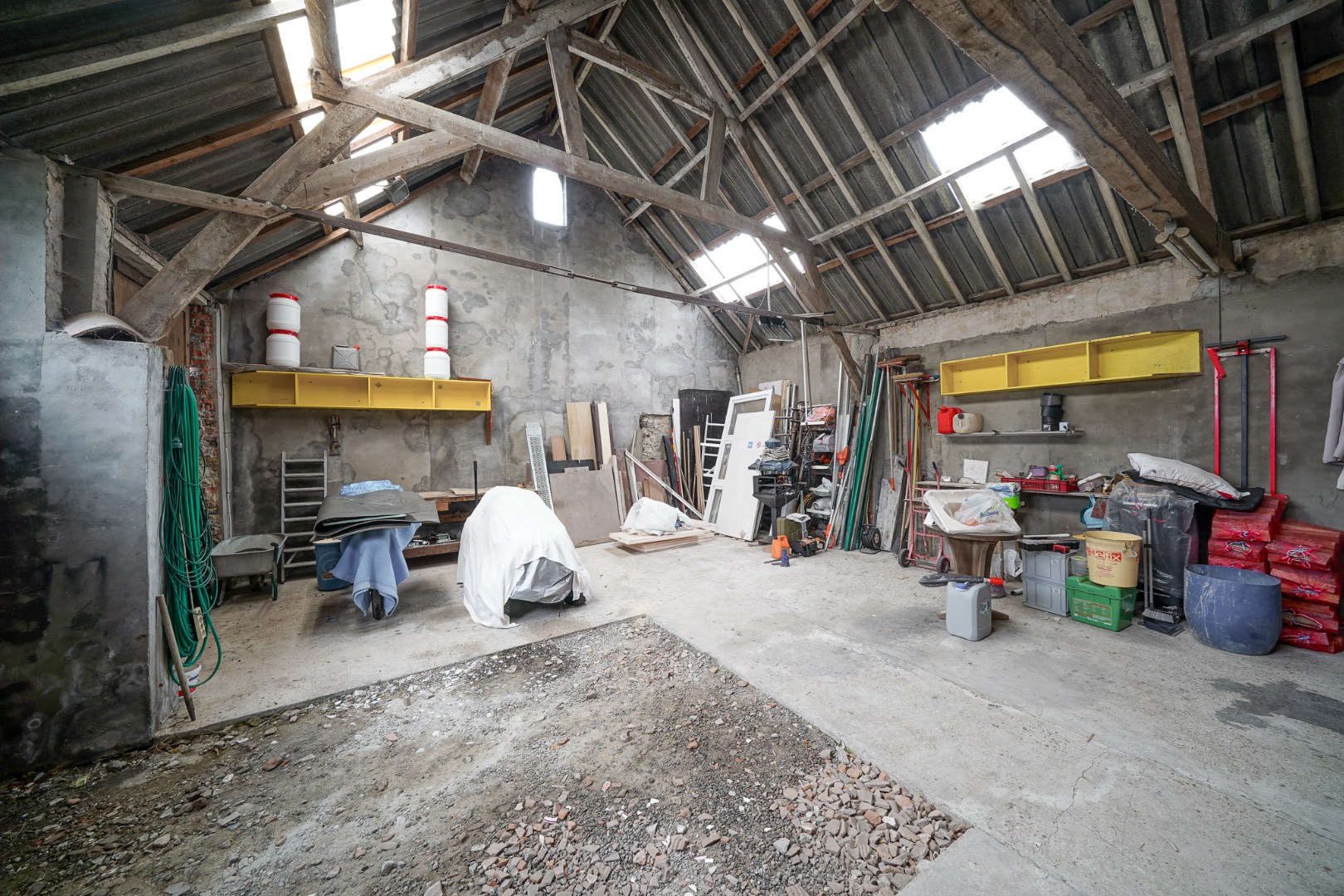 Alleenstaande woning op ruim perceel met vernieuwd woongedeelte en loods (80 m²) 