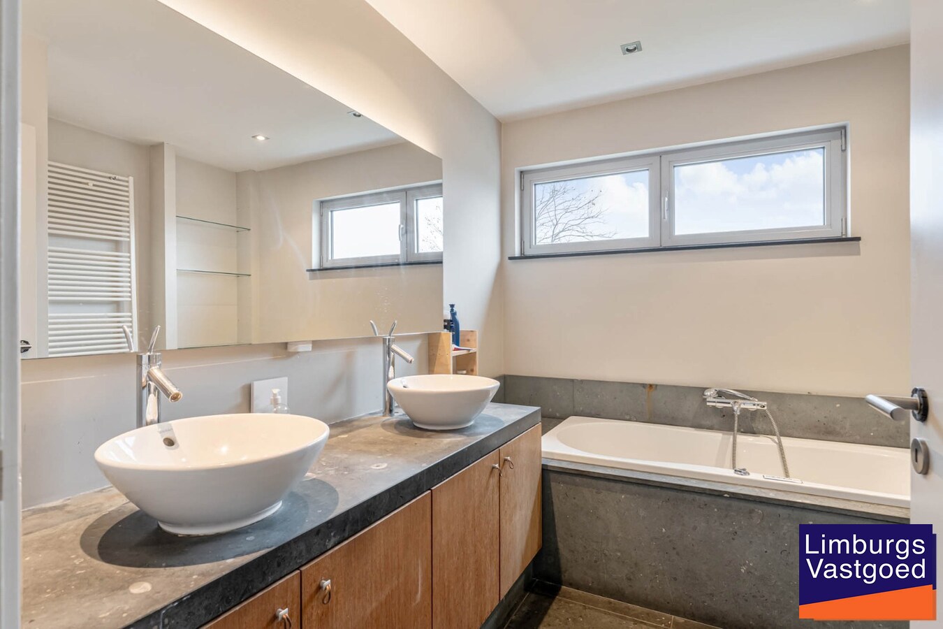 Industrieel gebouw, met woonst.1.696m², met kantoren 120m² + appartement 120m², Genk-Zuid 