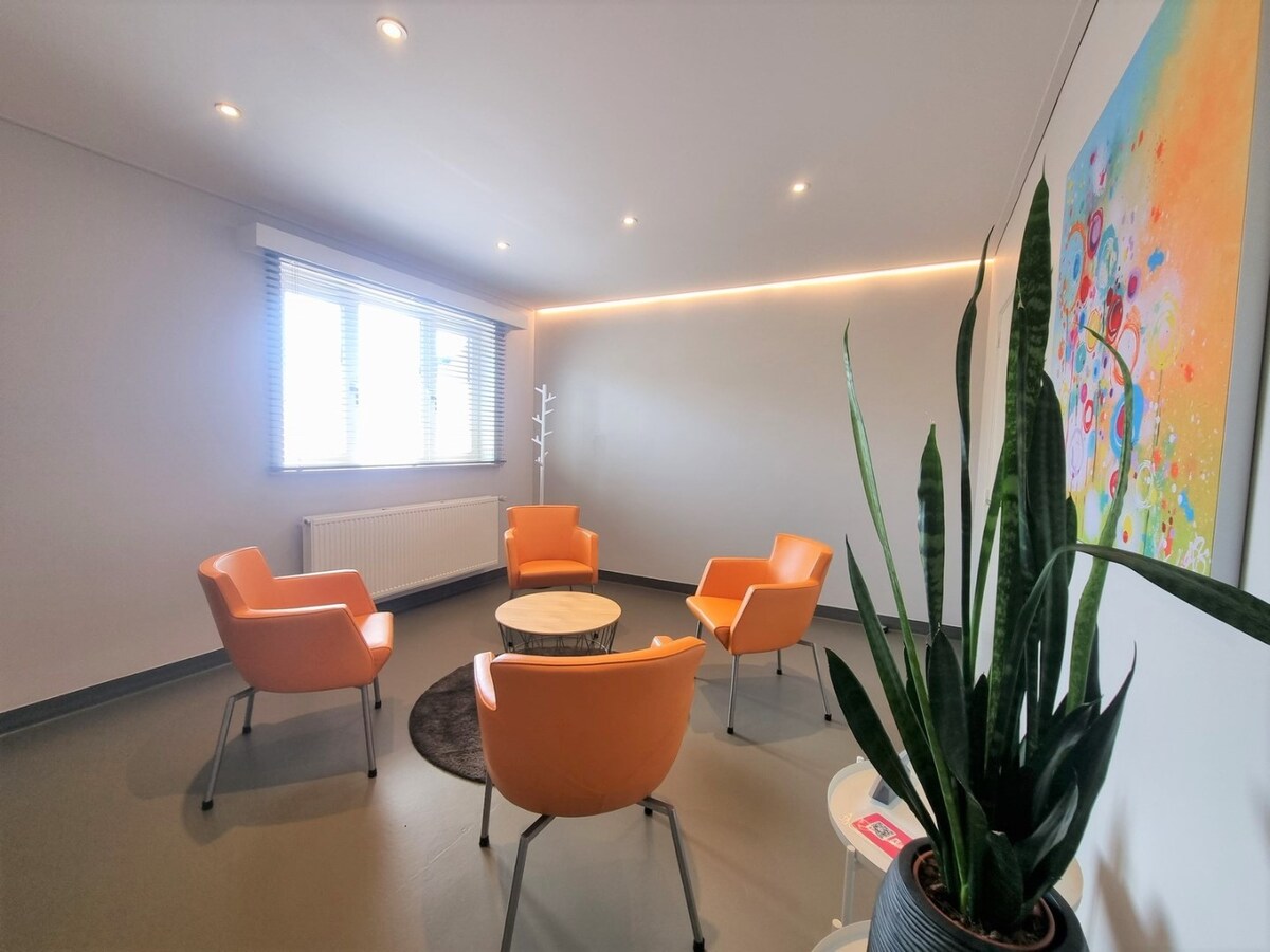 Centraal gelegen handelspand op een zichtlocatie vlakbij het centrum - Heist 