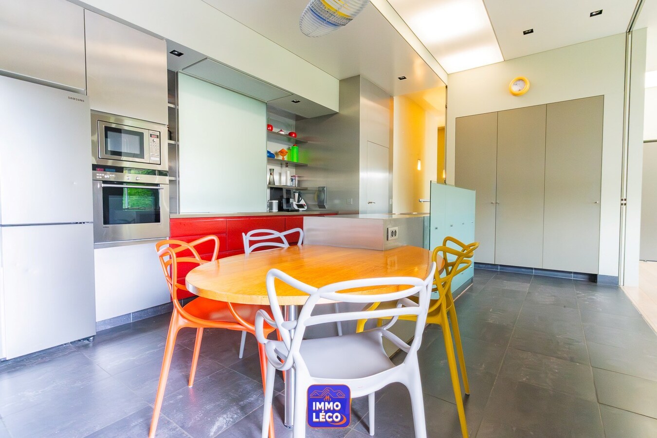 Maison style "LOFT" dont une surface habitable de 486m² avec double garage et jardin, en plein centre-ville ! 